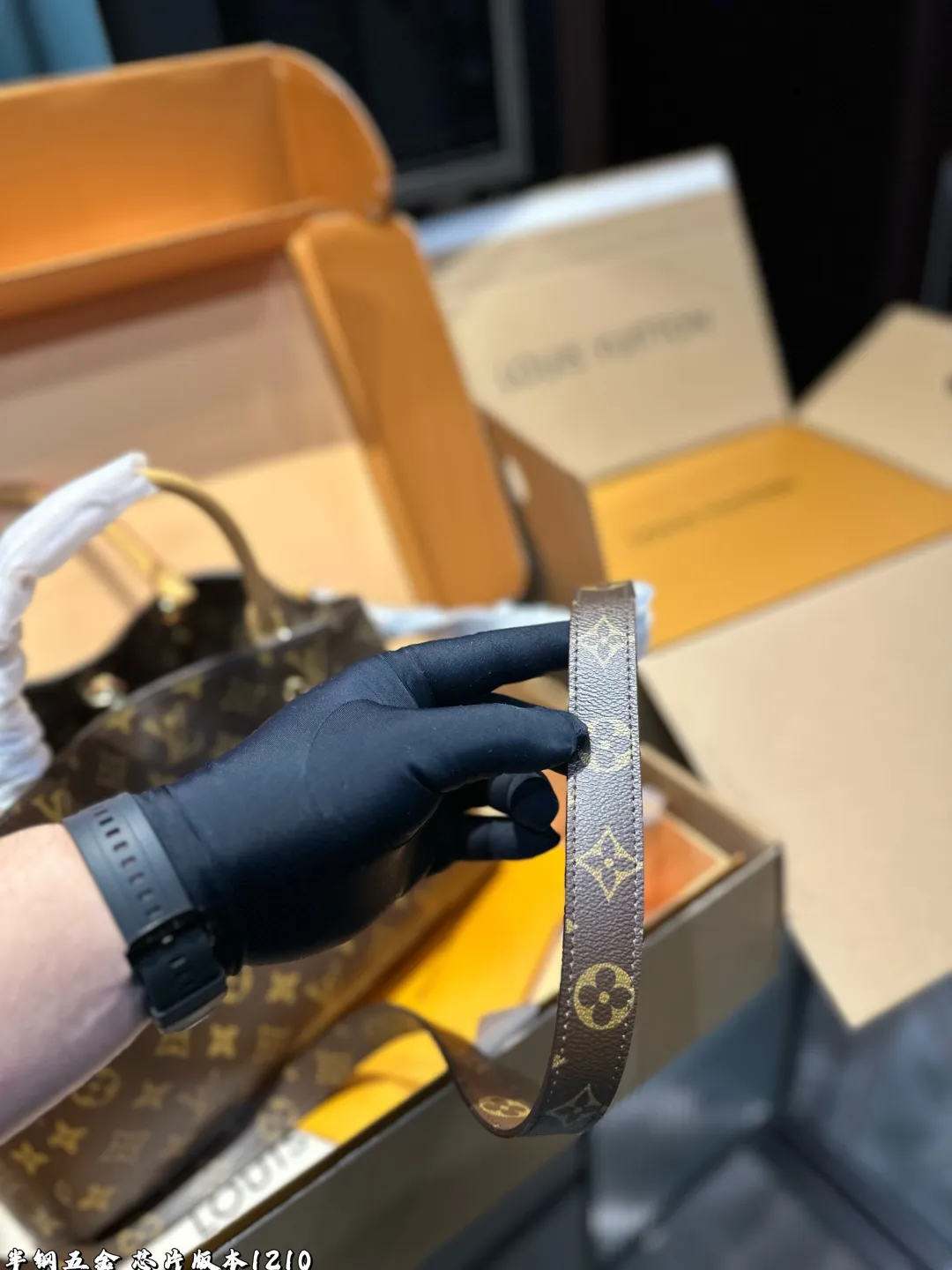 ❤️p185p180（礼盒包装）❤️ LV 蒙田包手袋将俏皮挺括的外部设计与整齐有序的包内空间结合在一起，是商务包款的理想之选。这款手袋配有一条超长的可拆卸背带，既可手提、臂挽，亦可斜背，打造时尚扮相。尺寸：大号32 23 小号29 20