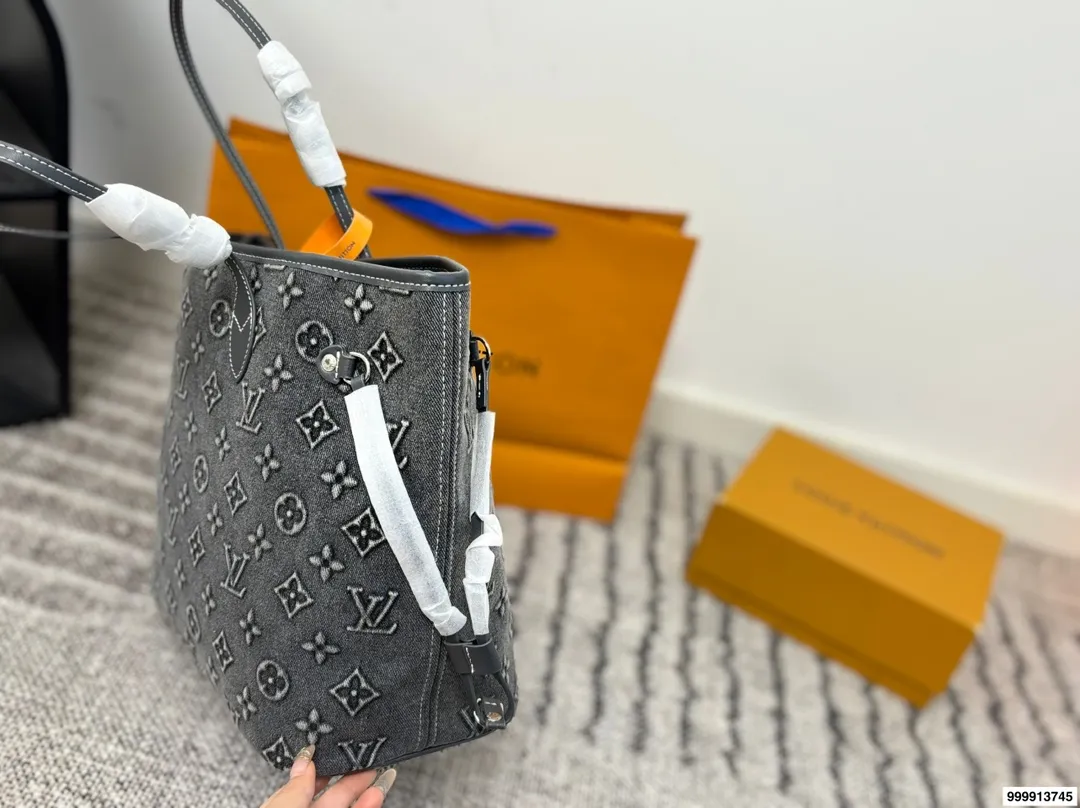 p195 配礼盒 Lv Loop 购物袋.(帆布牛仔) 很有质感 可盐可甜 上身绝美 无可比拟 是每个追求漂亮的女孩必入单品 尺寸:30.33