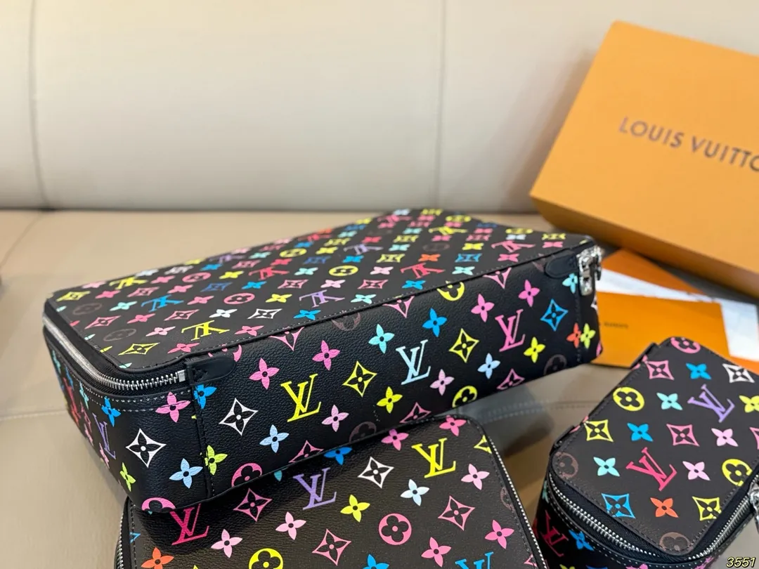 ¥130/¥120/¥110 LV 化妆包 LV旅行收纳系列 实用 真的很美很喜欢!实用、美观、耐造、出去旅游看了心情也会好好 尺寸:34 22 8/23 14 8/17 10 8