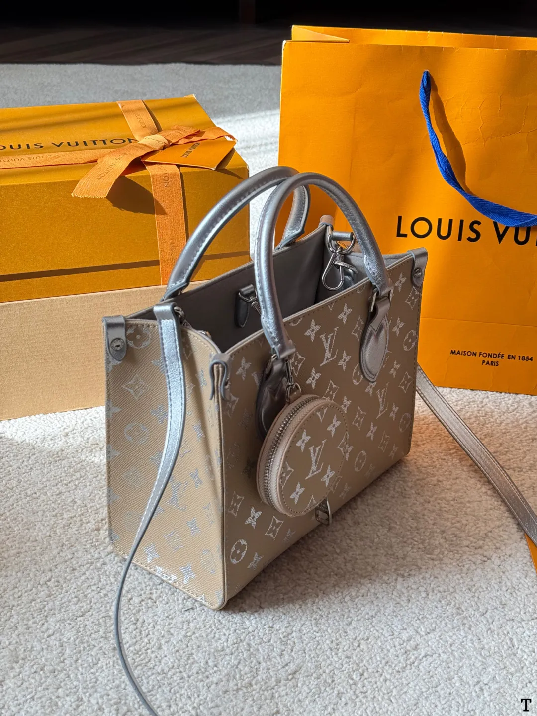 牛皮版本 p150 LV Onthego 丛林包 折叠礼盒 原单品质 Lv A/B面喷绘 onthego妈咪袋 性价比之王这是一款超赞的包型,灵感来自于恶搞Lv的街头品牌,曾经的曾经,Louis Vll litton永远不会走下神坛,1:1品质 非常值得入的一季,超大购物袋,不容易变形 而且大Logo的设计超级好看。除了手拎以外,还非常贴心的加了中长的肩挎的肩带,可以说是非常赞了,对花品质 秒杀市场一切低端货 上身真的很有气质!尺寸25cm