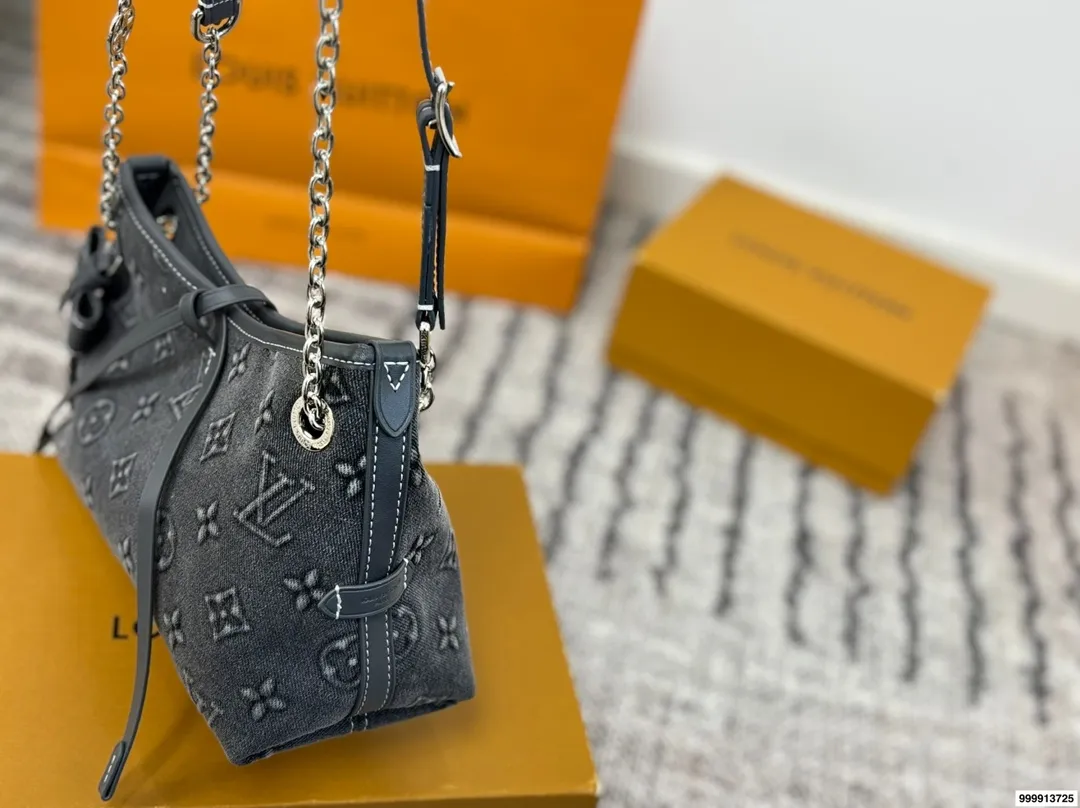 p195配礼盒🎁. Lv Carryall 新款通勤包颜值实用 #路易威登Lv #路易威登#Iv #路易威登louisvuitton#路易威登carryall #Carryall |v7月新款，可斜挎、单肩。容量保证，敞口磁铁吸内扣取放平板小电脑非常方便，设计比neverfull小巧、肩带够宽不那么勒;比graceful俏皮，上身完全;是驴家通勤包款颜值担当@ 尺寸：27*10*17cm