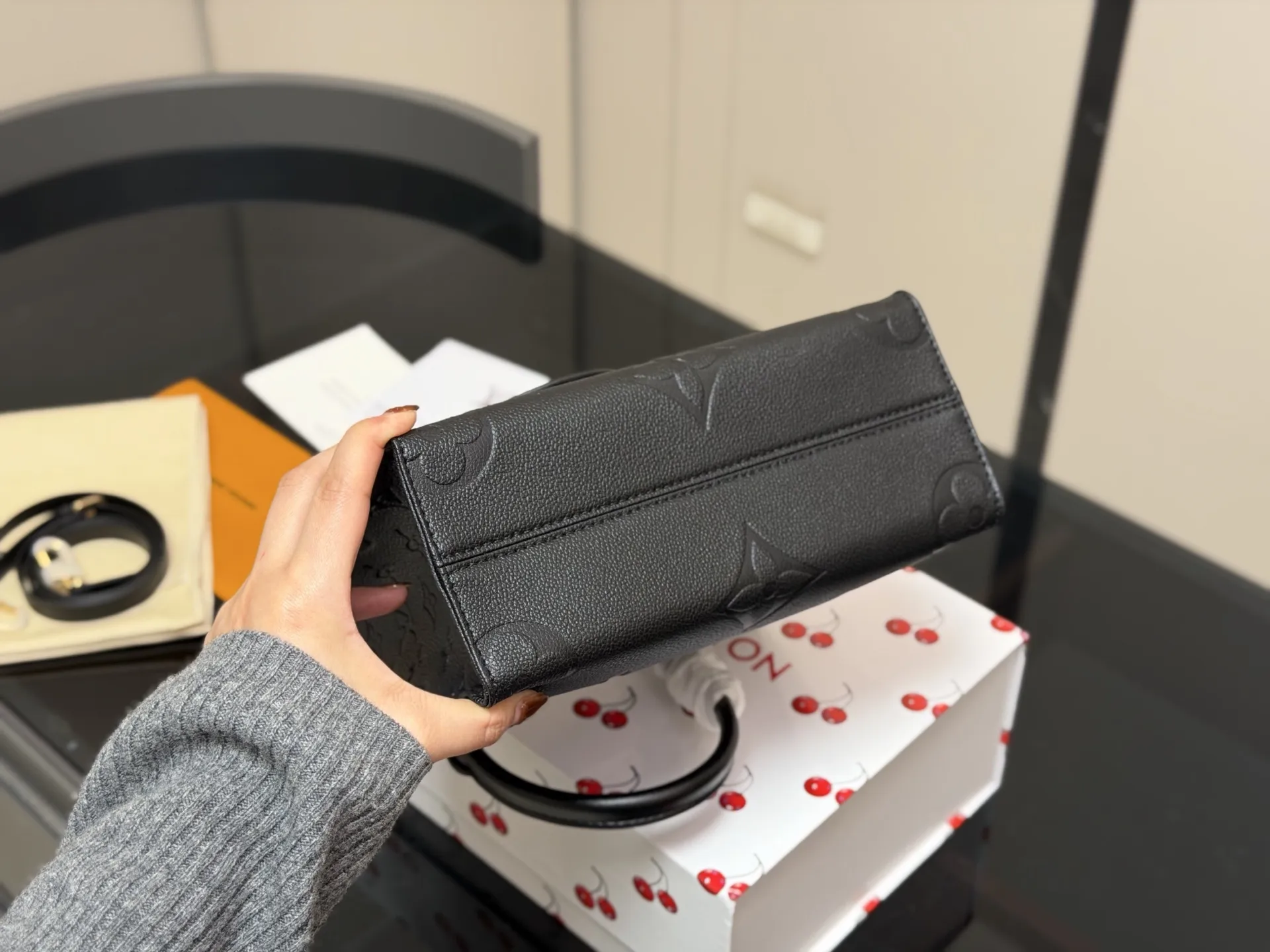 &yen;190 折叠盒 size：25.20cm LV onthego牛皮购物袋✔️ 有隐藏的背带设计， 可单肩～可手提 搜索🔍 LV onthego丛林购物袋