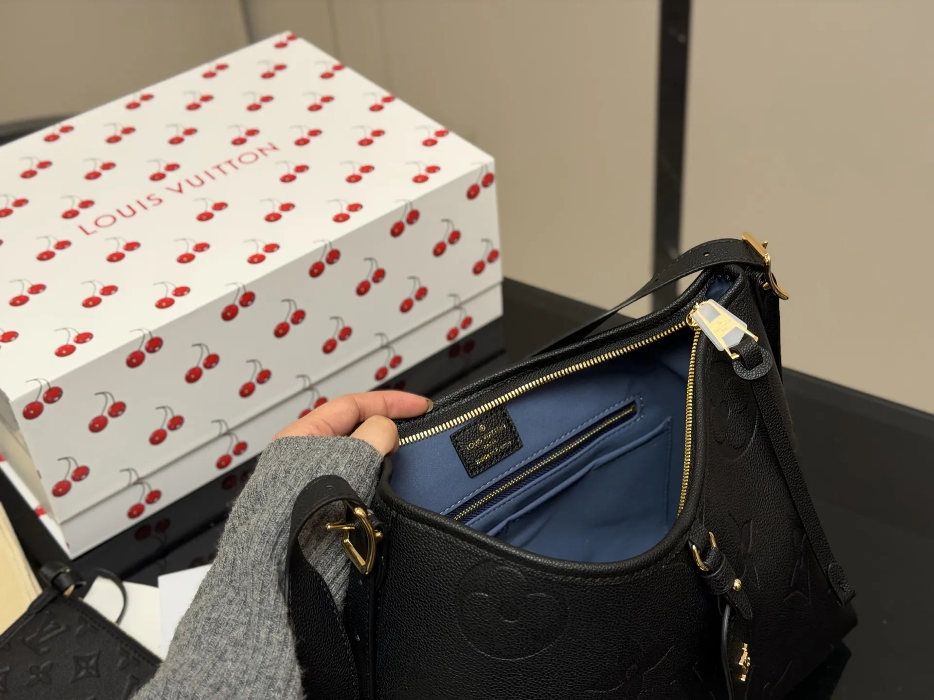 ¥190 size:26.32cm Lv CarryAll 年度包王 带有蝴蝶结的腋下包喜欢吗, 内附一只收纳零钱包, 性价比颜值超在线了…! 单肩斜挎完全没问题 怎么背都很好看! 搜索🔍Lv 网红腋下包 配折叠盒