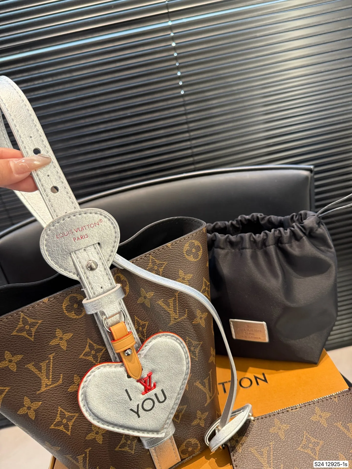 P170 配折叠盒飞机盒 盲猜这次LV上新黑马是ALL IN BB Lv水桶 LV尤物! 尺寸：16 18 货号12925-1