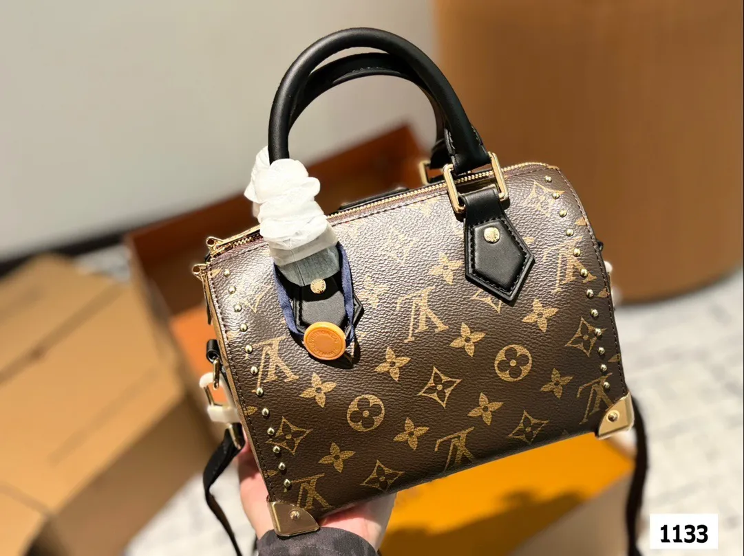 P200 全套包装 LV早春Cruise25 包包 走秀款铆钉款手提枕头包 LV这场在巴塞罗那举行的2025早春新款真的好美啊!!这一季的包包也好有收藏价值啊!尺寸20厘米#