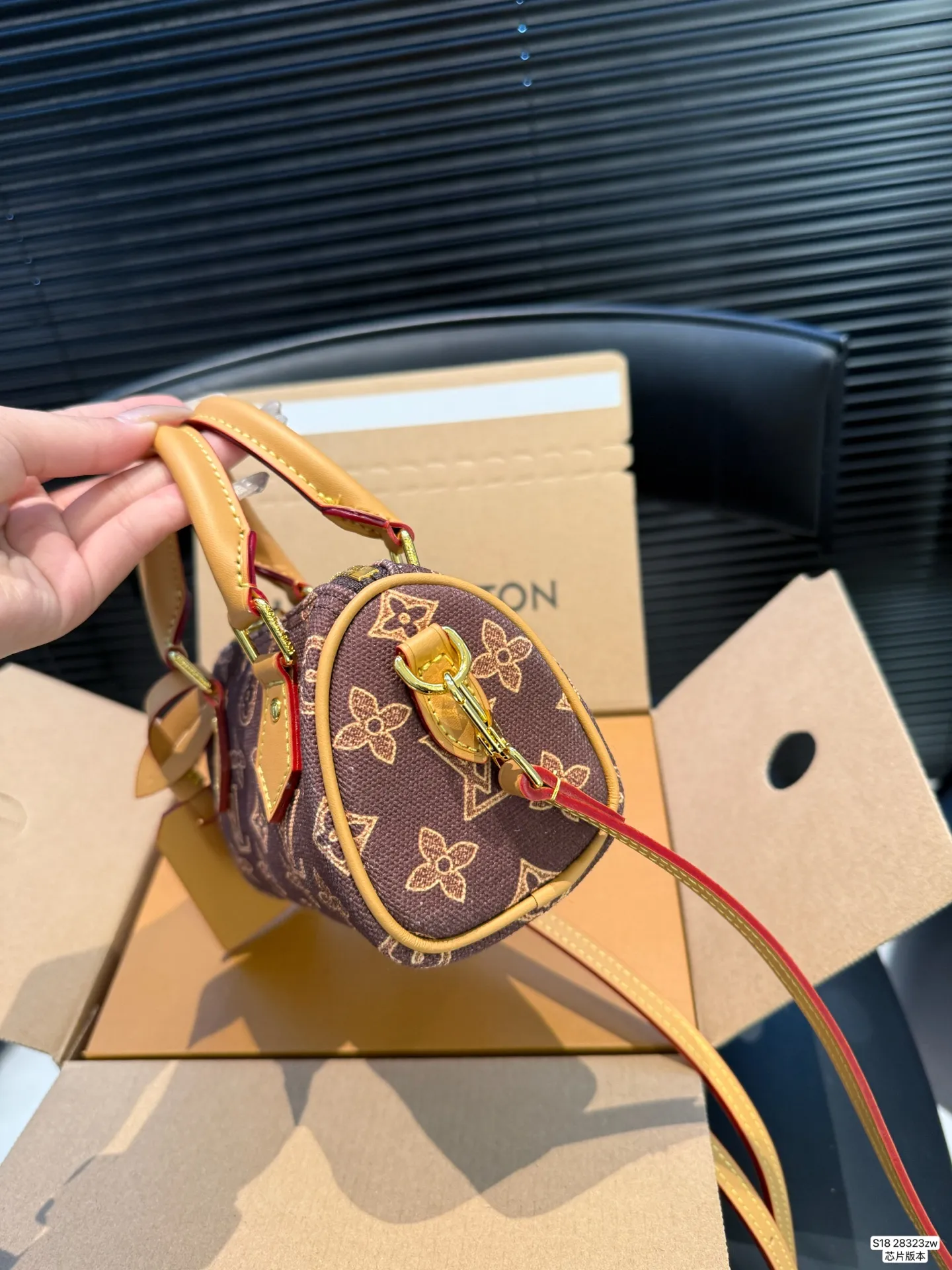 P140 配飞机盒折叠盒芯片版本 ✨LV 枕头130周年特别款 | 春日氛围感🍃 LV 130周年特别款真的让我狠狠心动！ 这抹浅绿色太绝了，温柔又高级，背上瞬间显白三度✨ 低饱和的色调完全不挑衣服，随便穿都能很出片。 尺寸16 10 货号28323