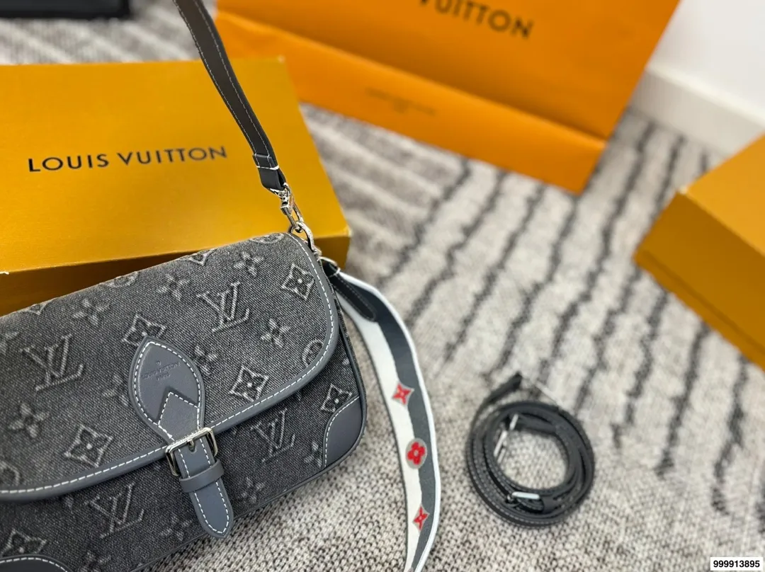 p205 配礼盒 早春LvDiane 法棍手袋 配置两条肩带 〰️ 搜索🔍 Lv 法棍 尺寸： 25 15