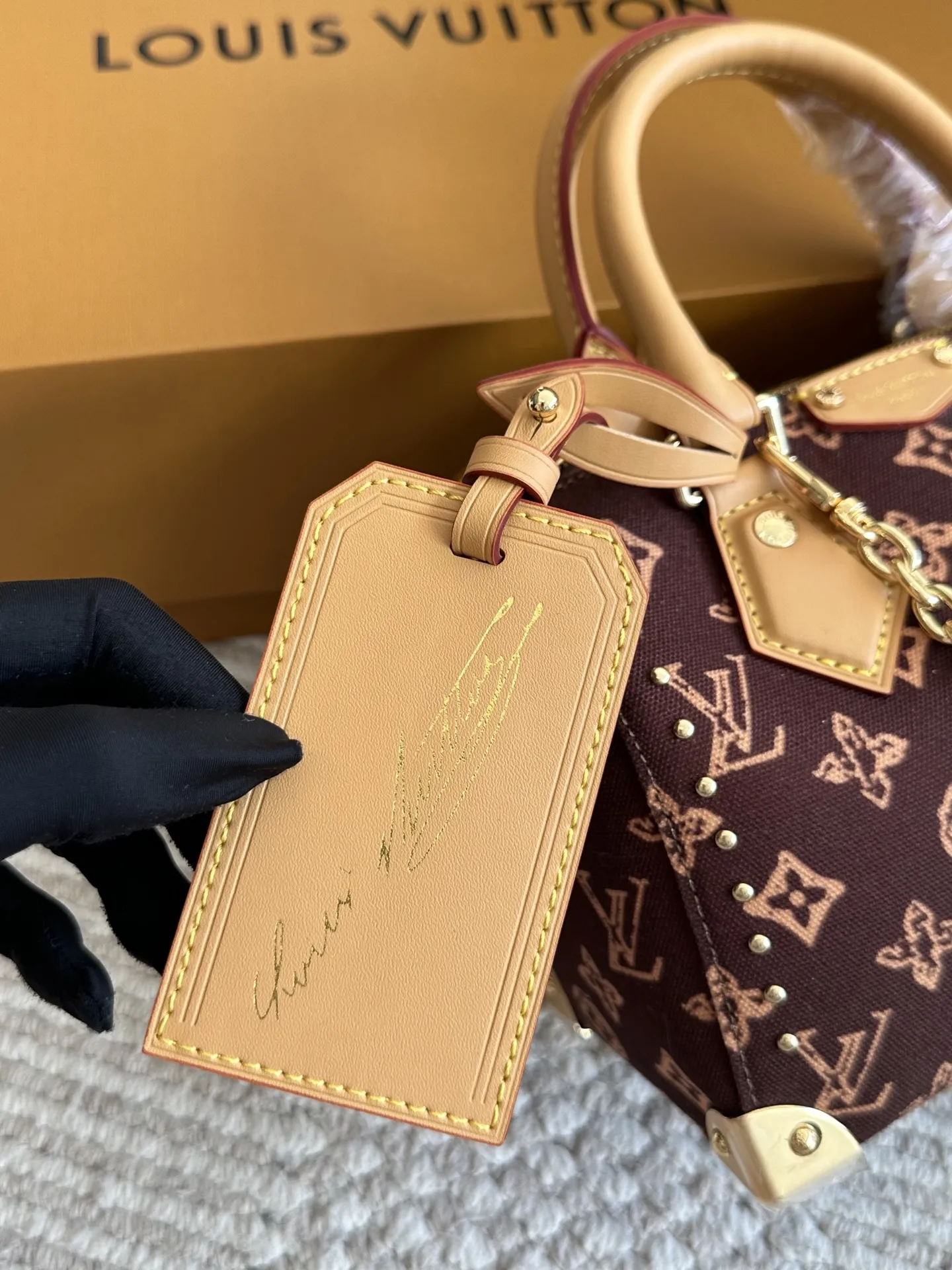 复刻版 &yen;225 Lv 小枕头包 原单密封包装‼‼对NANO SPEEDY尺寸相当小巧 所以搭配中尽显时尚靓丽迷人气质，但是携带轻盈，轻轻松松搭一款NANO SPEEDY出门，它不仅适合休闲打扮，同样适合运动、旅行、参加party时使用哟，小身材的迷你包就是这么任性20*14cm 全套礼盒🎁