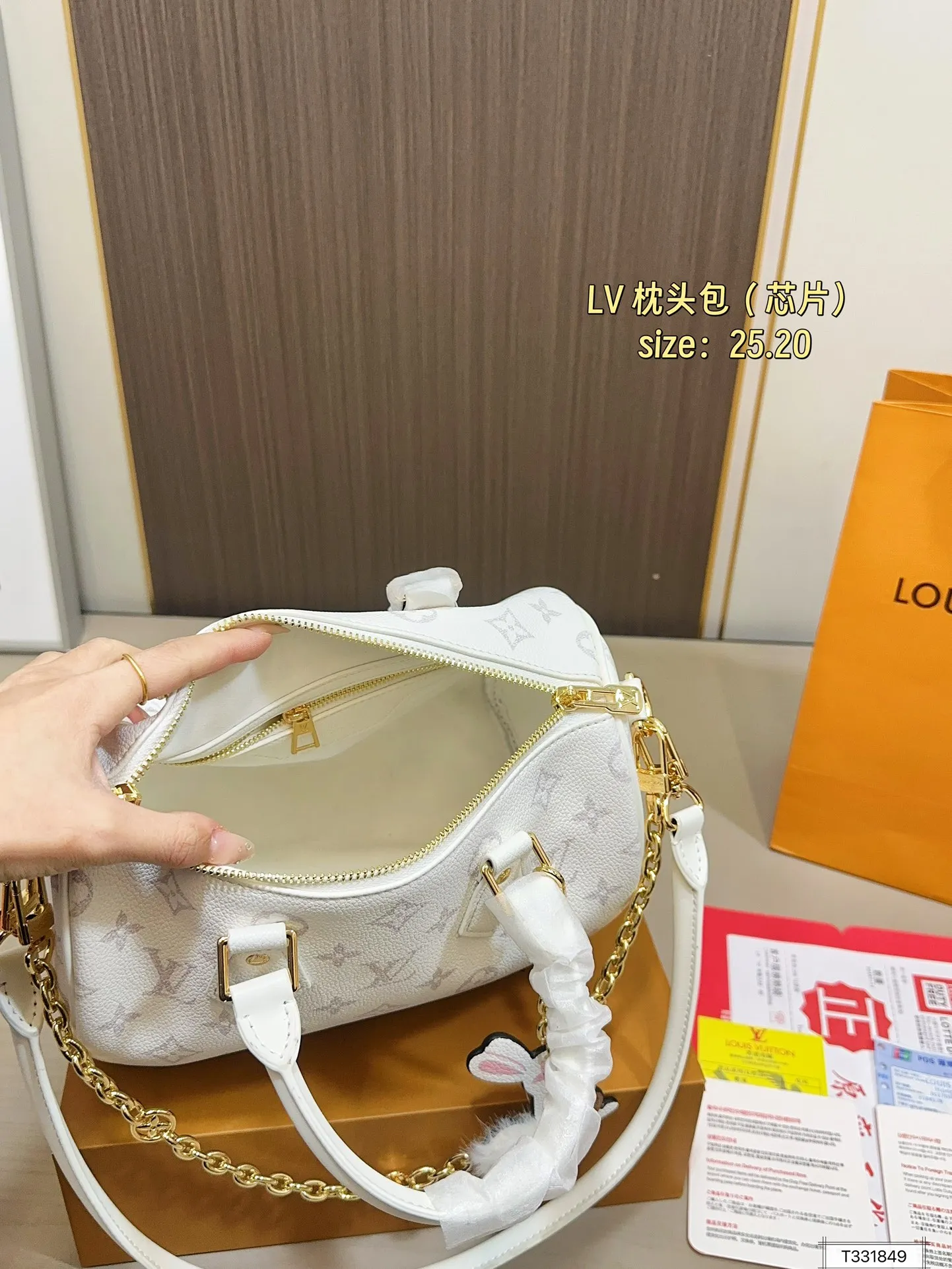 💰165 折叠盒 芯片 LV Speedy Soft 25枕头包 手袋以瞩目风姿成就旅途良伴。充裕构型内设拉链口袋，可妥善保管护照和其他重要物品。名牌诉说工致细节，Toron手柄再添新颖一笔 尺寸25.20