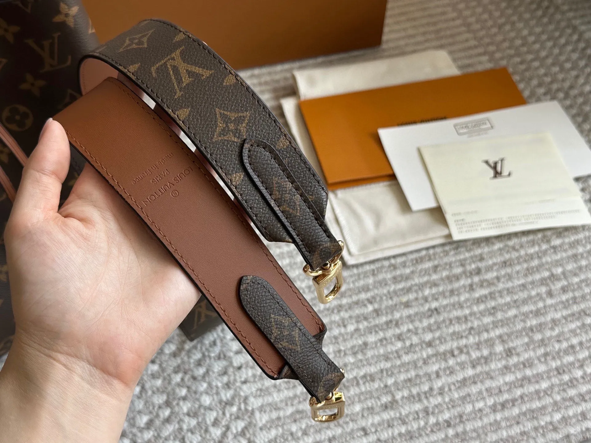 配宽肩带💰195 配盒 高品质 日常最推荐 L家 水桶包Noe水桶 此款水桶质感软 尺寸：26cm 斜挎/单肩更舒服 搜索🔍Lv 水桶包