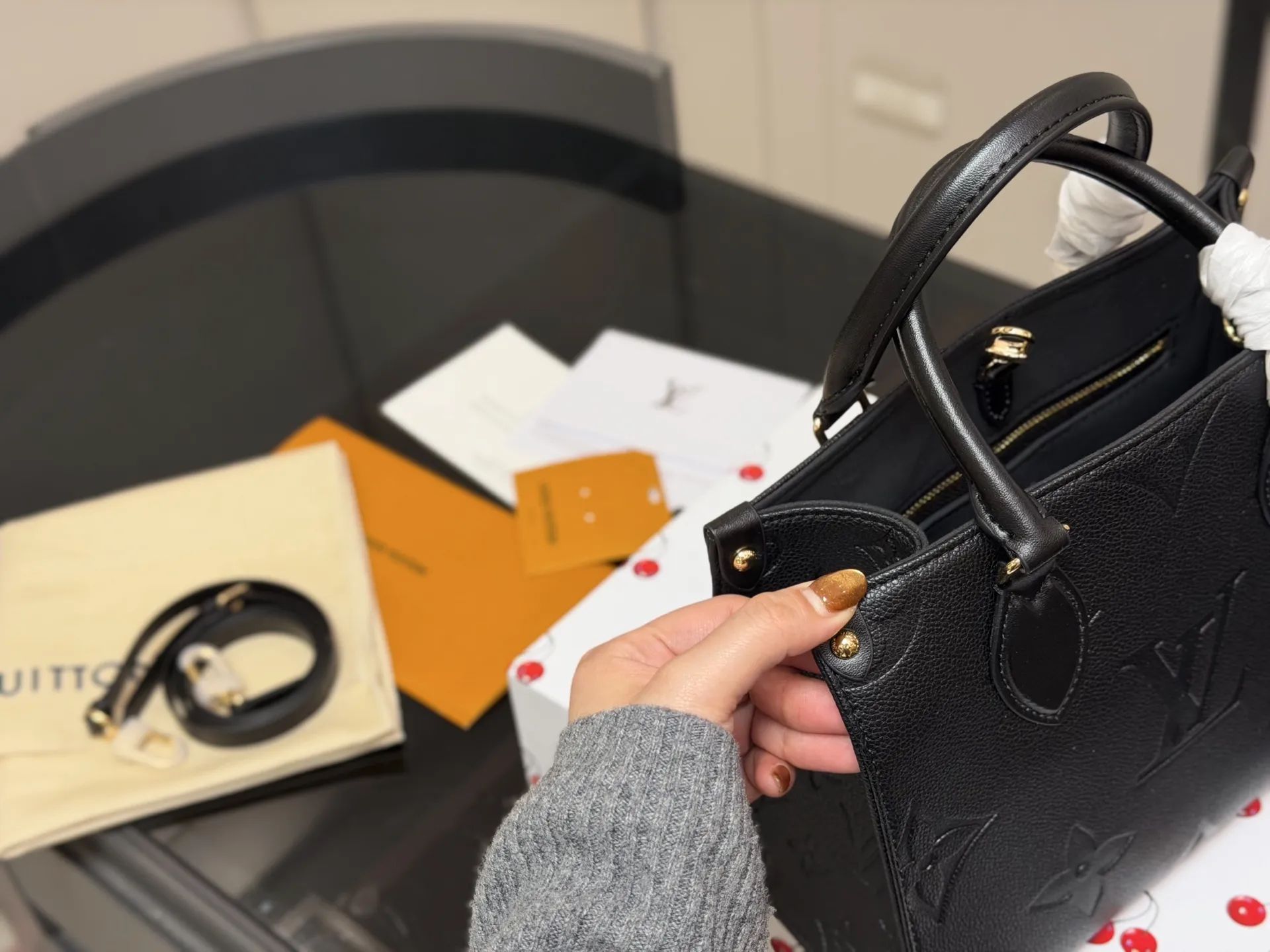 ¥190 折叠盒 size:25.20cm LV onthego牛皮购物袋✔️ 有隐藏的背带设计, 可单肩~可手提 搜索🔍 LV onthego丛林购物袋