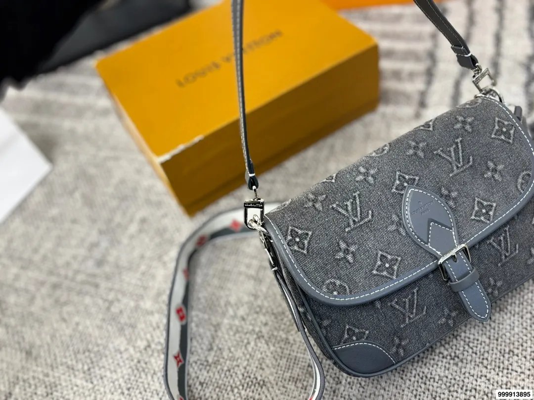 p205 配礼盒 早春LvDiane 法棍手袋 配置两条肩带 〰️ 搜索🔍 Lv 法棍 尺寸： 25 15