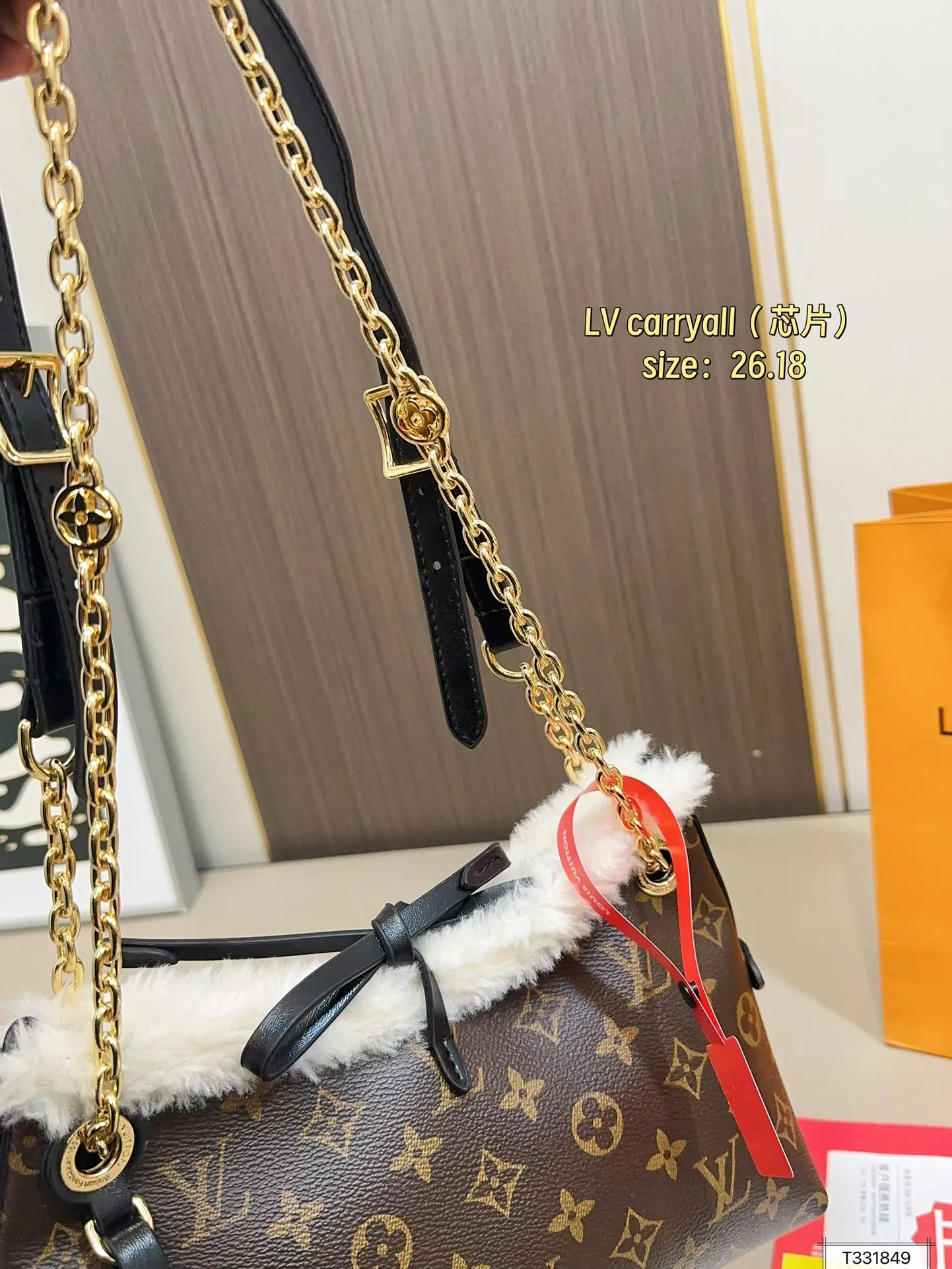 💰 165 礼盒包装 芯片 Lv carryall家族又添新成员 LV设计师有一种不管钱包死活的审美，新版carryall变可爱了，而且不喜欢大包的姐妹这个就没什么顾虑了，先预测一波~肯定会大火!!快来做第一批拥有的时髦精 尺寸：26.18