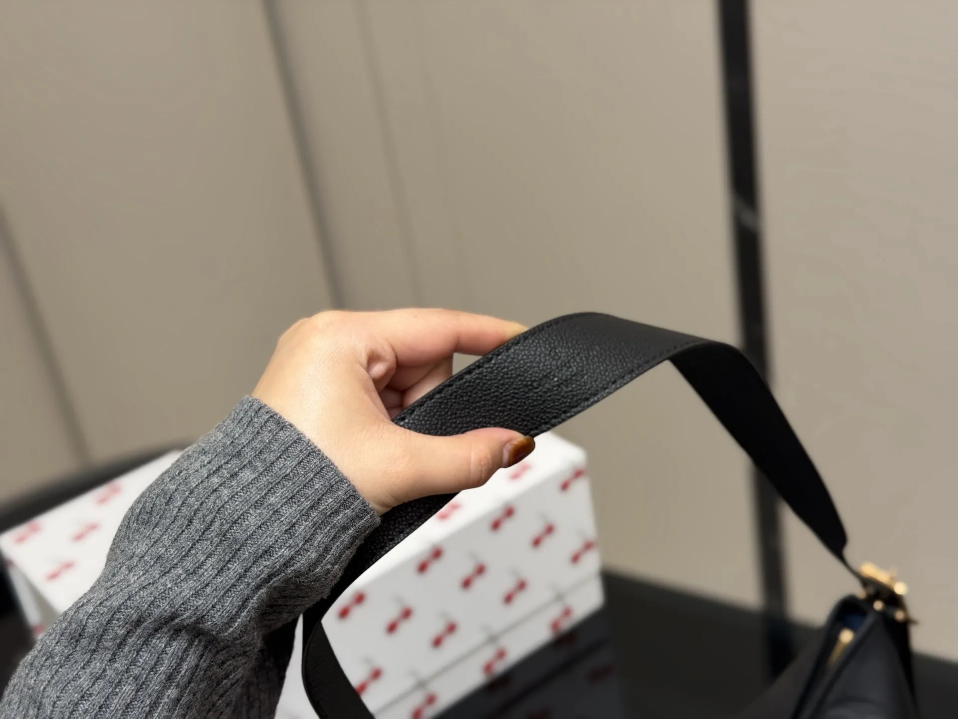 ¥190 size:26.32cm Lv CarryAll 年度包王 带有蝴蝶结的腋下包喜欢吗, 内附一只收纳零钱包, 性价比颜值超在线了…! 单肩斜挎完全没问题 怎么背都很好看! 搜索🔍Lv 网红腋下包 配折叠盒