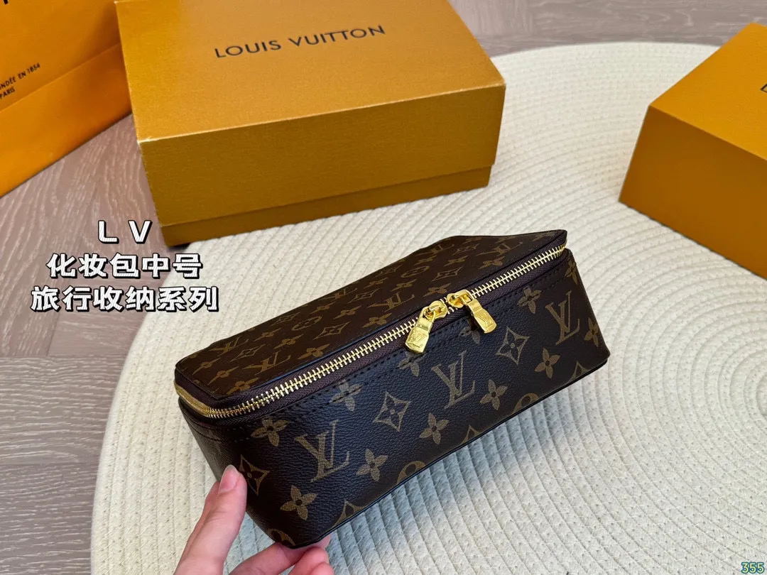 ¥130/¥120/¥110 LV 化妆包 LV旅行收纳系列 实用 真的很美很喜欢!实用、美观、耐造、出去旅游看了心情也会好好 尺寸:34 22 8/23 14 8/17 10 8