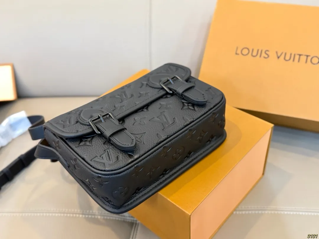 印花¥200压花¥220芯片版 Satchel小邮差包 LV新款邮差包 日常休闲搭配的理想选择~ 实用又百搭,大大的空间 非常适合放随身物品~ 面料耐磨耐刮蹭~ 尺寸19 14