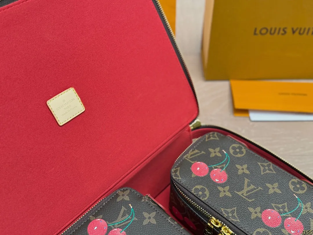 ¥135/¥125/¥115 LV 化妆包 LV旅行收纳系列 实用 真的很美很喜欢!实用、美观、耐造、出去旅游看了心情也会好好 尺寸:34 22 8/23 14 8/17 10 8