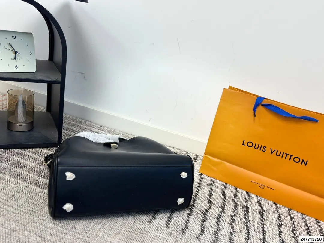 P190 新款LV托特包，这个包也巨美呀！我真的太喜欢这种风格了~ 超可爱一眼心动 包包容量很大 满足日常，都可以同时容纳的 ，万能百搭 不同风格都可以hold住 风衣搭配巨好看！ 【尺寸】大35.25 小30.20