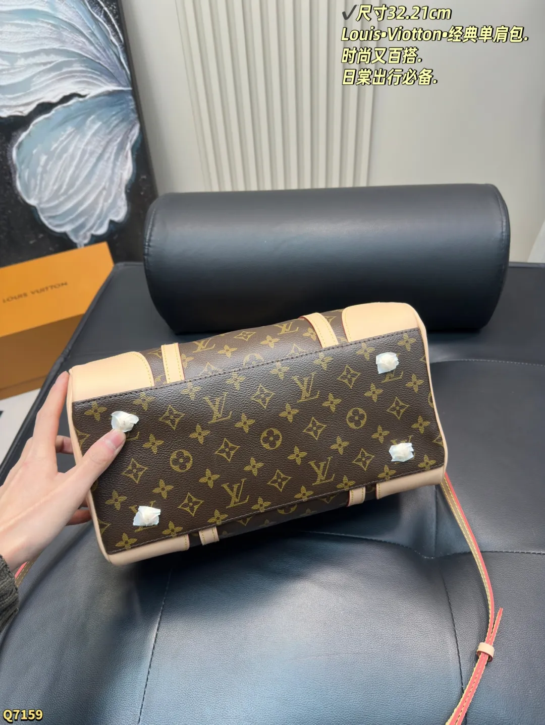 💰205配折叠盒 尺寸32.21cm Louis&bull;Viotton&bull;经典单肩包. 时尚又百搭.日棠出行必备. 最热门旅行袋！每个明星网红人手一个的节奏！特点是容量巨大！材质也是今年大热的流行元素 简洁的设计可以搭配任何颜色的服装造型！关键实用性极好！无敌性价比超高！