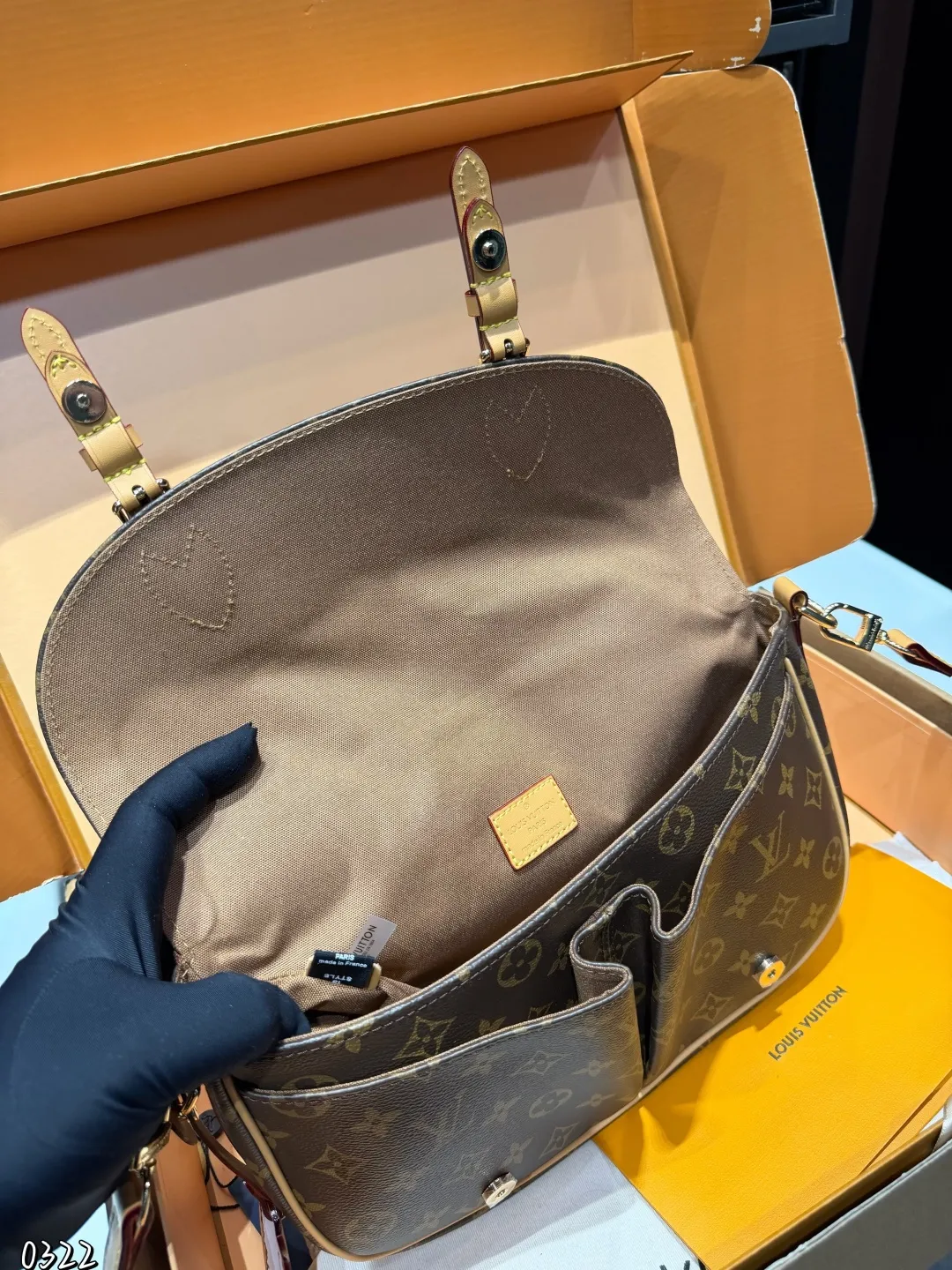 ❤️p190（礼盒包装）❤️ LV9月猫咪系列实物抢先看！！N年前的猫咪系列就很火今年LV再度和Grace合作，小部分实物露出~W与造型师Grace Coddington合作&ldquo;睡不醒的猫咪&rdquo;猫控不要错过尺寸：30 21cm