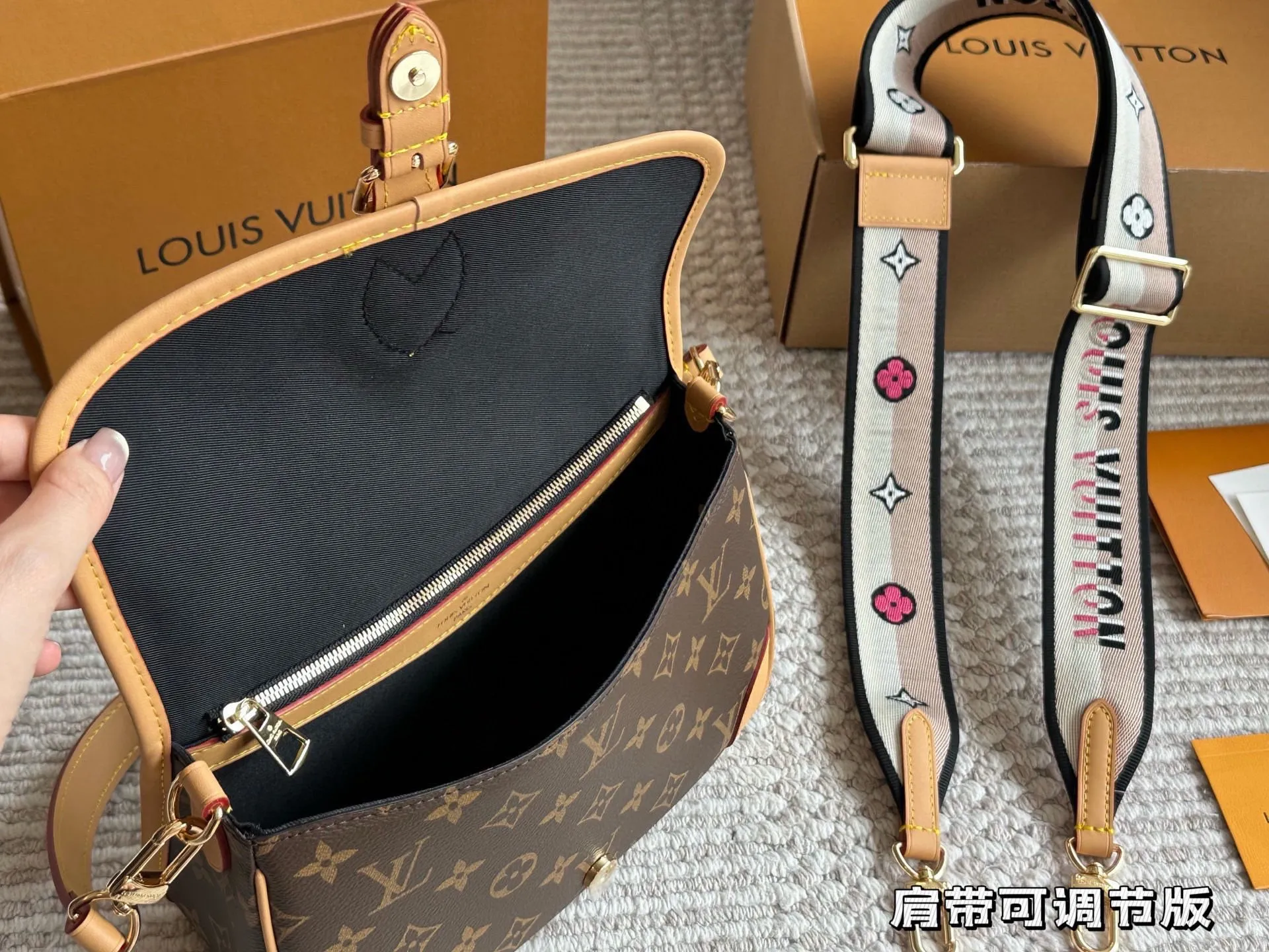 p190 原单顶级 !Lv法棍包穿搭也太好看了吧 无滤镜的上身实拍先 自从speedy20开始就种草了这个系列然后又特别喜欢 双肩带的配置让复古的气质中又带着时尚感搭配起来毫不违和并且肩带可以分开使用四舍五入等于两个包包hhh并且这款融合了|v家所有的爆款元素简直就是将流量密码集合于此必的 容量超级大并且不会有臃肿感我出门门]必备的全都放里， 面了还没装满26cm