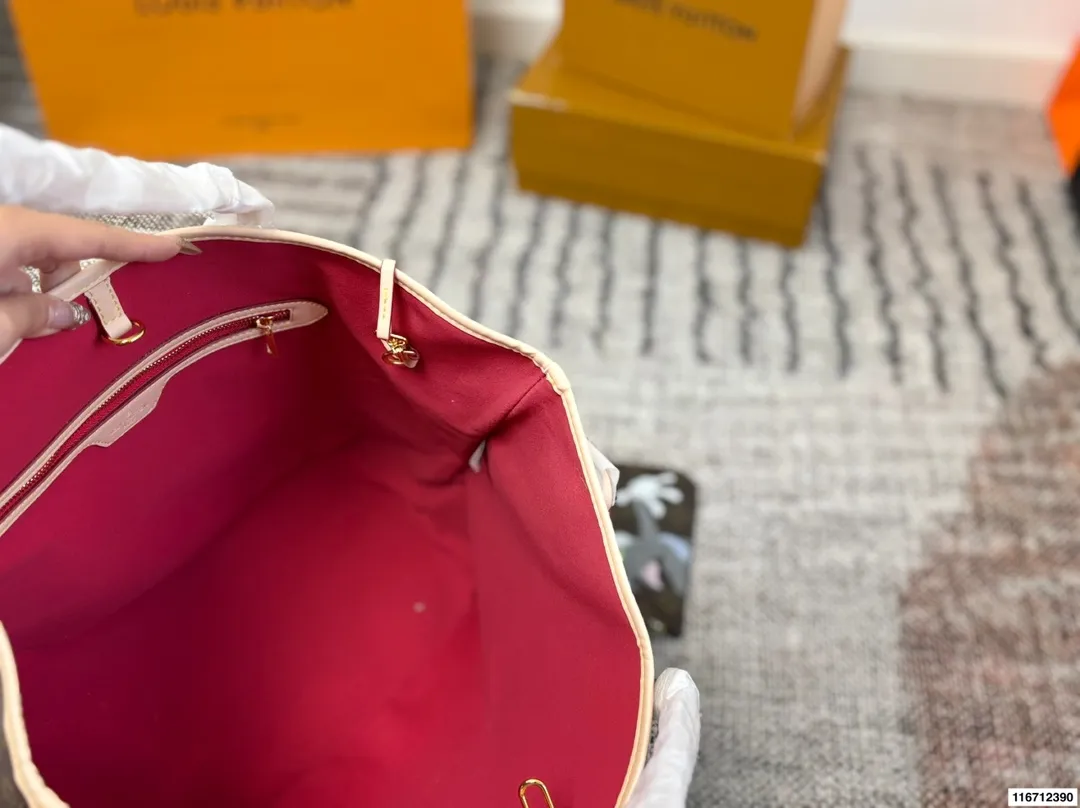 P150(无盒) size:33×29 LV路易威登联名neverfull购物袋🛍️ 包身彩绘超级酷 实在是太爱了 经典包款,简约却不失时尚~ 一包多用,内里容量足💯 时尚大气,万年街拍神器‼️