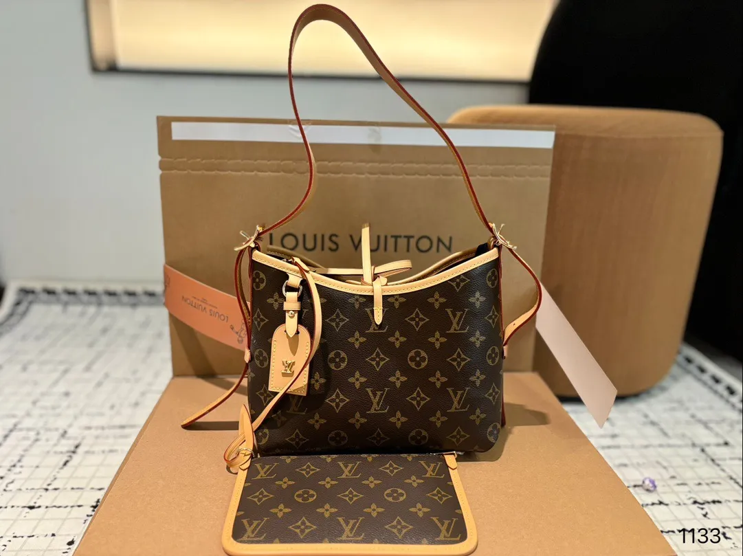 P190P180P170 路易威登Lv Carryall新款通勤包颜值实用 #路易威登Lv #路易威登#Iv #路易威登louisvuitton#路易威登carryall #Carryall |v7月新款,可斜挎、单肩。容量保证,敞口磁铁吸内扣取放平板小电脑非常方便,设计比neverfull小巧、肩带够宽不那么勒;比graceful俏皮,上身完全;是驴家通勤包款颜值担当@ 尺寸 大号38中号30 小号23