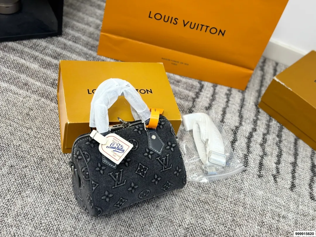 p180 配礼盒 LV丹宁牛仔系列枕头包 经典系列 时尚百搭 颜值高 日常出街首选 尺寸19&times;15