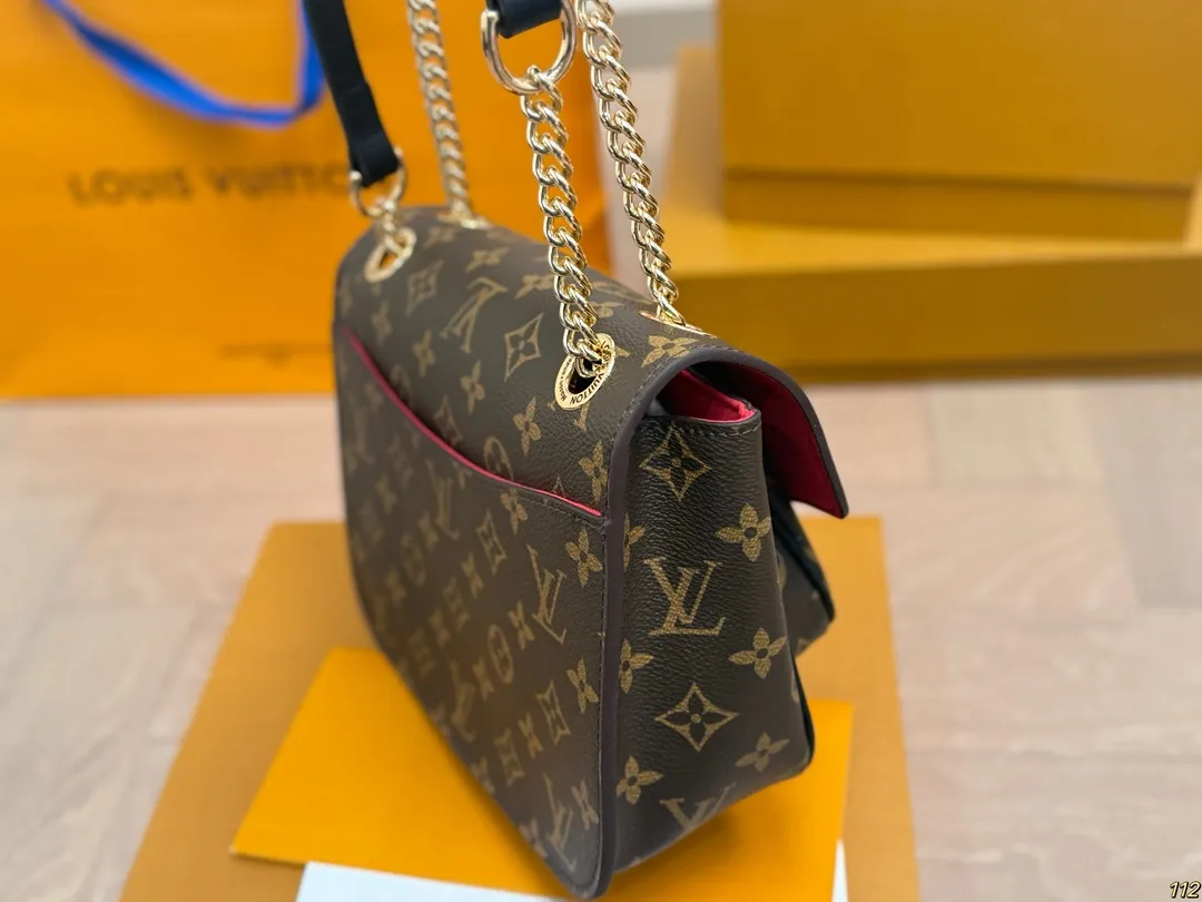 原版复刻¥185飞机盒 重金钢五金变码芯片 lv passy 斜挎包腋下包 可以说🔥的不能再🔥了 大小非常合适呦! 造型也很特别 颜值与实用兼备! 尺寸:22 16