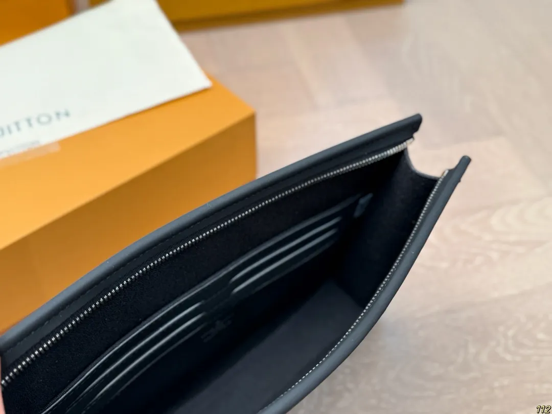 原单&yen;140飞机盒 升级版全钢五金 专柜同步163变码芯片 棋盘格黑色 Lv洗漱包 质感真的很好 平时用品 容量绝对够 实用的驴牌之一 秒杀市场货 买了绝不后悔系列 尺寸：26 20