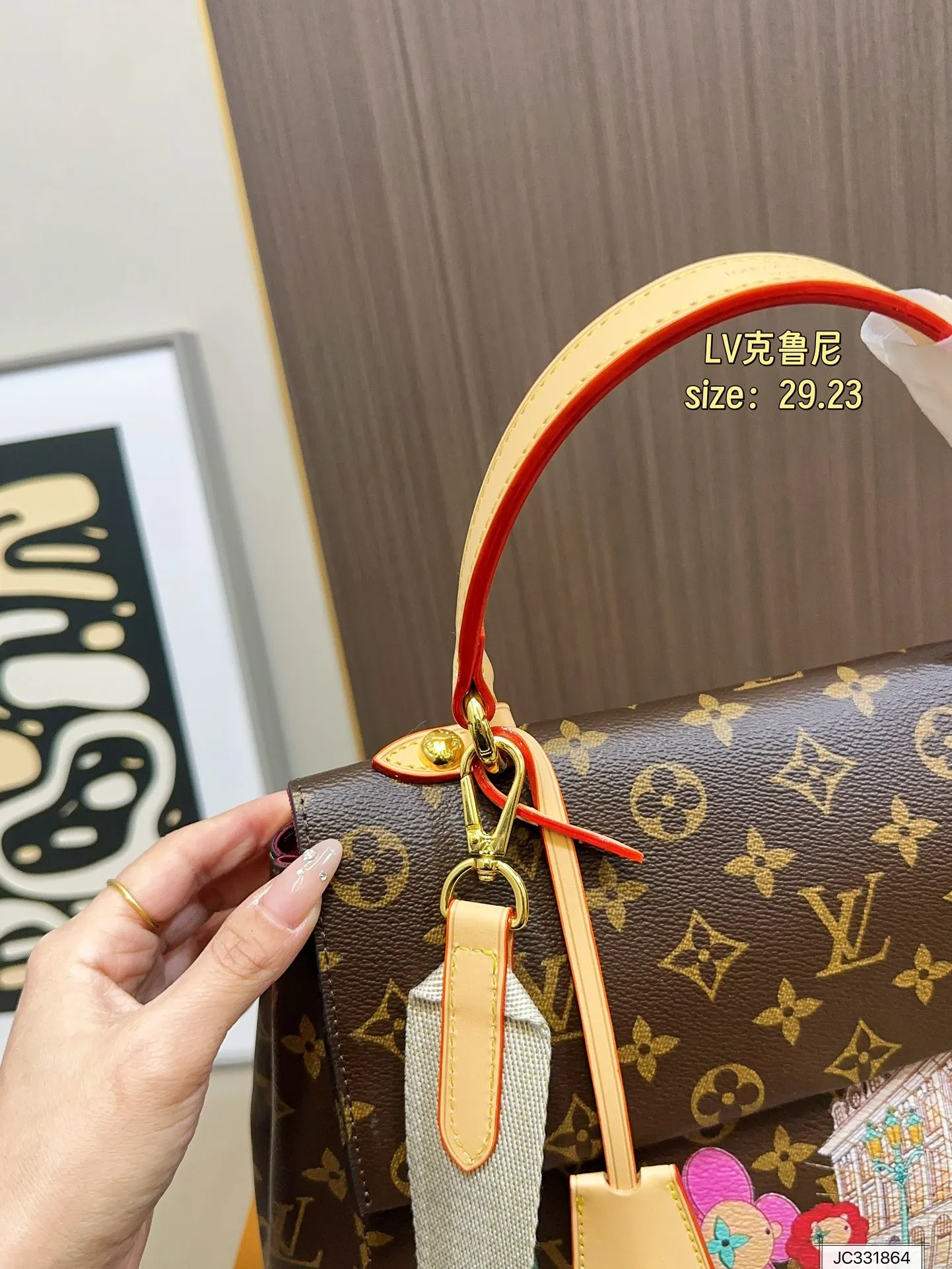 💰180 配飞机盒折叠盒Lv CLUNY 很经典耐看。其中就有它—-CLUNY。如果你想入手一款商务,正式的包包,那么克鲁尼就可以入手啦~从实用感上来说 cluny bb会使用频率高一些。尺寸:29 23