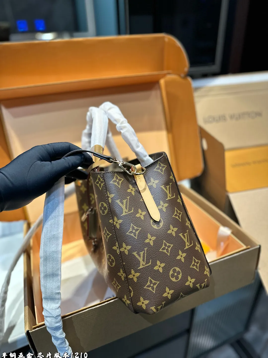 ❤️p185p180(礼盒包装)❤️ LV 蒙田包手袋将俏皮挺括的外部设计与整齐有序的包内空间结合在一起,是商务包款的理想之选。这款手袋配有一条超长的可拆卸背带,既可手提、臂挽,亦可斜背,打造时尚扮相。尺寸:大号32 23 小号29 20