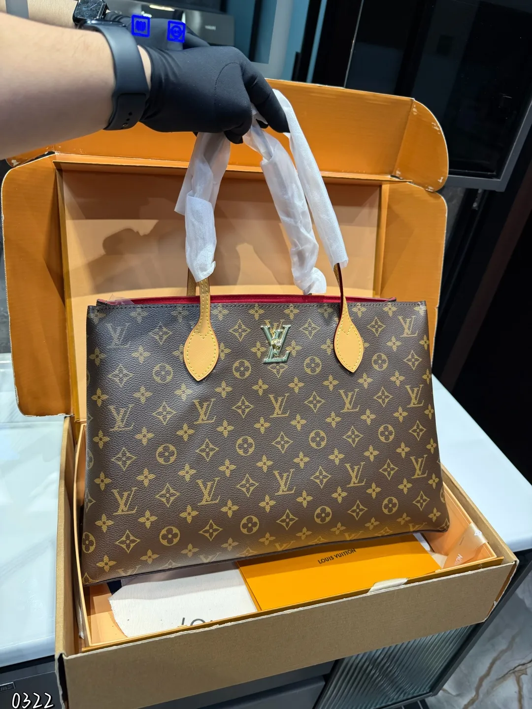 ❤️P150❤️ LV 2024秋冬的绝绝子手袋一LV Piano 手袋!这款手袋不仅融合了经典设计,还注入了现代的摩登风范,真的是好用到哭!Piano 手袋以利落的构型和侧面三角皮革烘托出Monogram图案的经典格调,再借不对称手柄释放出秋冬系列的摩登气息,令日常所需轻松随行!这个尺寸非常让人想起以前的Totally PM或lena PM,大家还记得吗?全拉链设计,完全可调节的带子,非常结实,简直是通勤的绝佳选择!皮革角和底部设计更是提升了手袋的耐用性和高级感,无论是日常使用还是出门逛街,都能轻松驾驭,真的是宝藏手袋 尺寸:43 27cm