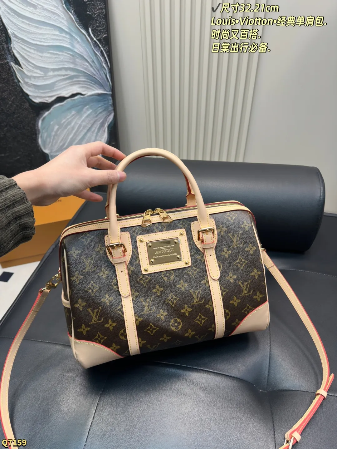 💰205配折叠盒 尺寸32.21cm Louis&bull;Viotton&bull;经典单肩包. 时尚又百搭.日棠出行必备. 最热门旅行袋！每个明星网红人手一个的节奏！特点是容量巨大！材质也是今年大热的流行元素 简洁的设计可以搭配任何颜色的服装造型！关键实用性极好！无敌性价比超高！