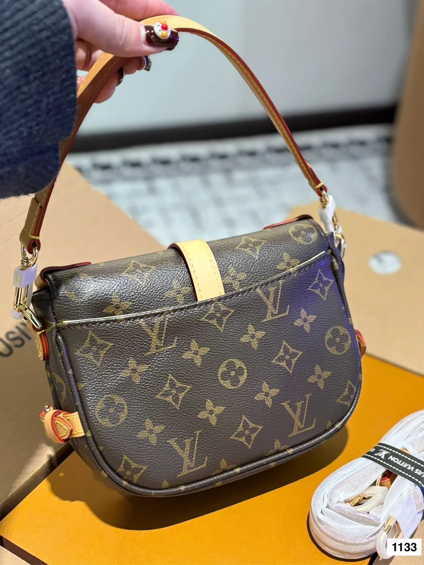 P195 配全套 size:20*16cm L家 新款小号马鞍包 双子星 samur 邮差包 小巧可爱实用百搭 搭配两条肩带哦!