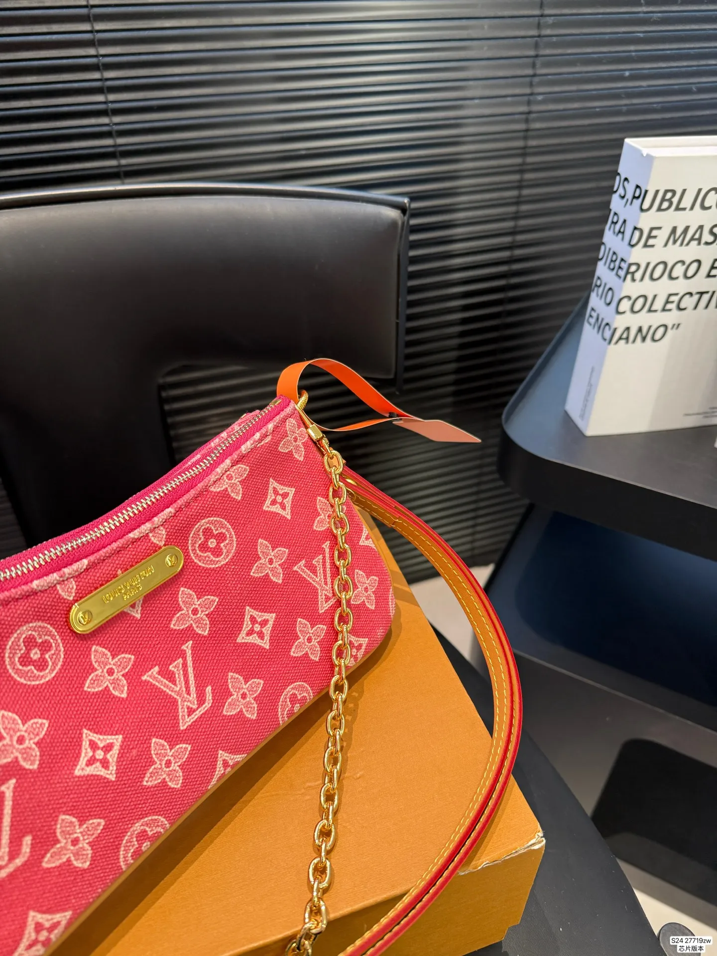 P170 配飞机盒折叠盒 芯片版本 新款的包包造型太可爱了双层设计 两个拉链可以打开放不同的物品 有链条有皮肩带能单肩当腋下包也能能斜挎 造型很别致有点可爱 尺寸24 10 货号27719