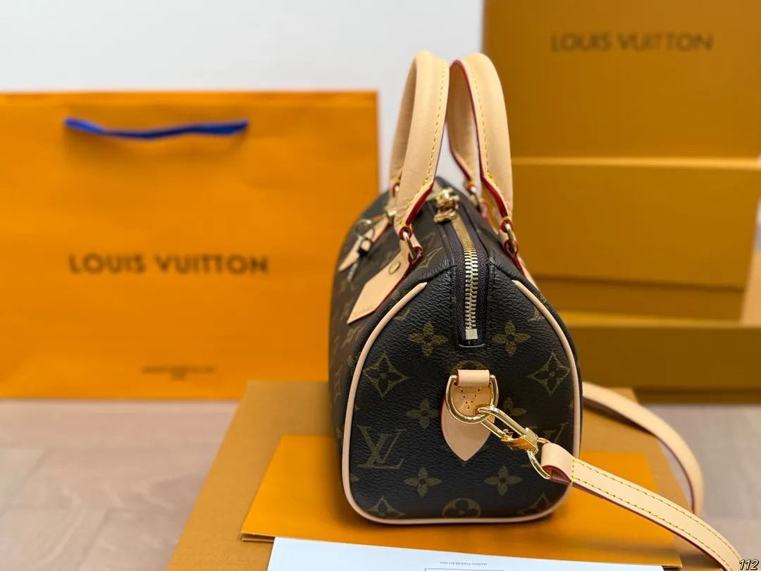 原版复刻&yen;215飞机盒 升级版全钢五金 专柜同步163变码芯片 L家 speedy20 超喜欢这个size！ 平时无论什么衣服 不用犹豫！ 随便搭！搜索🔍 Lv speed20 尺寸：20 14