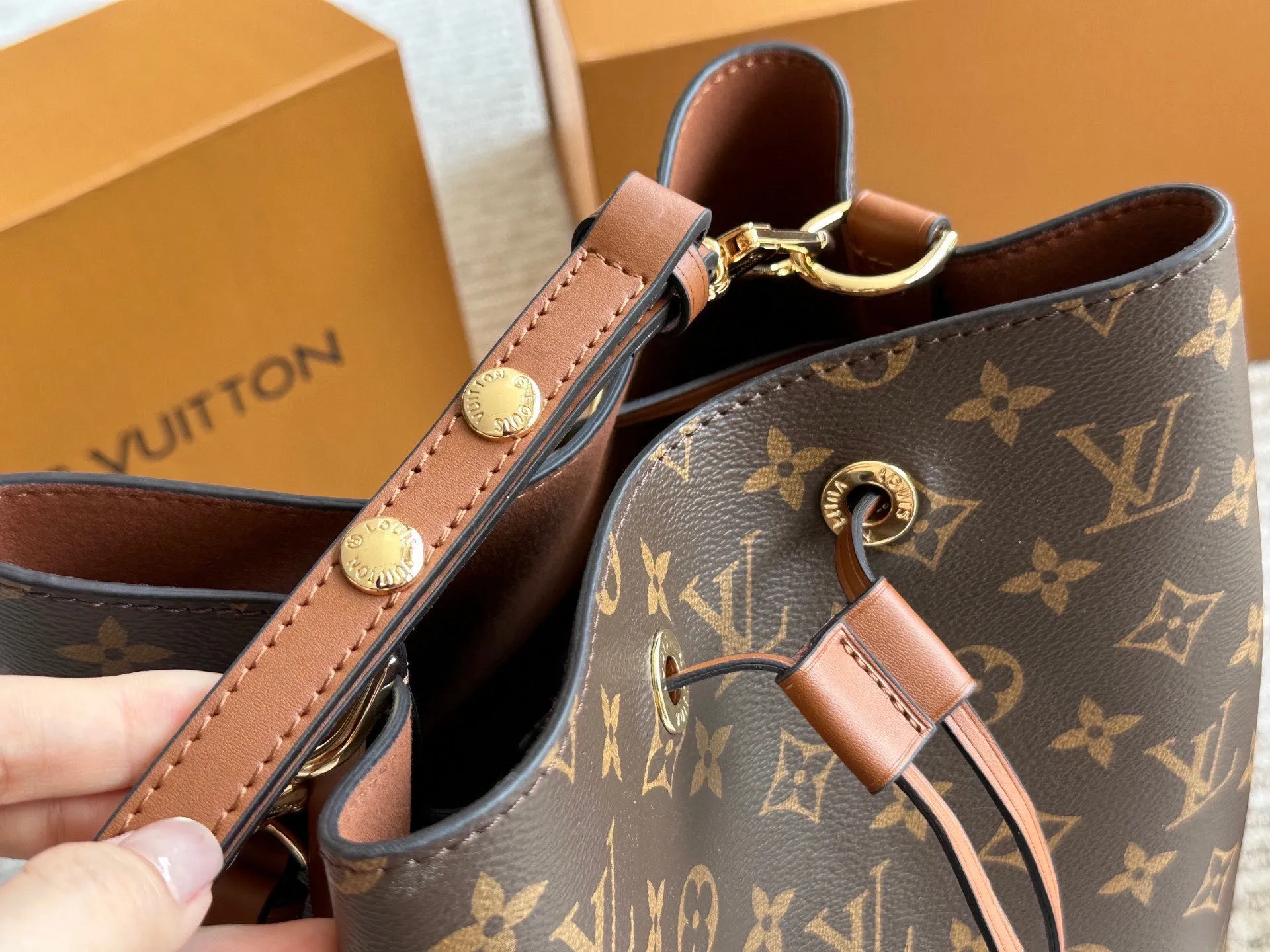 配宽肩带💰195 配盒 高品质 日常最推荐 L家 水桶包Noe水桶 此款水桶质感软 尺寸:26cm 斜挎/单肩更舒服 搜索🔍Lv 水桶包