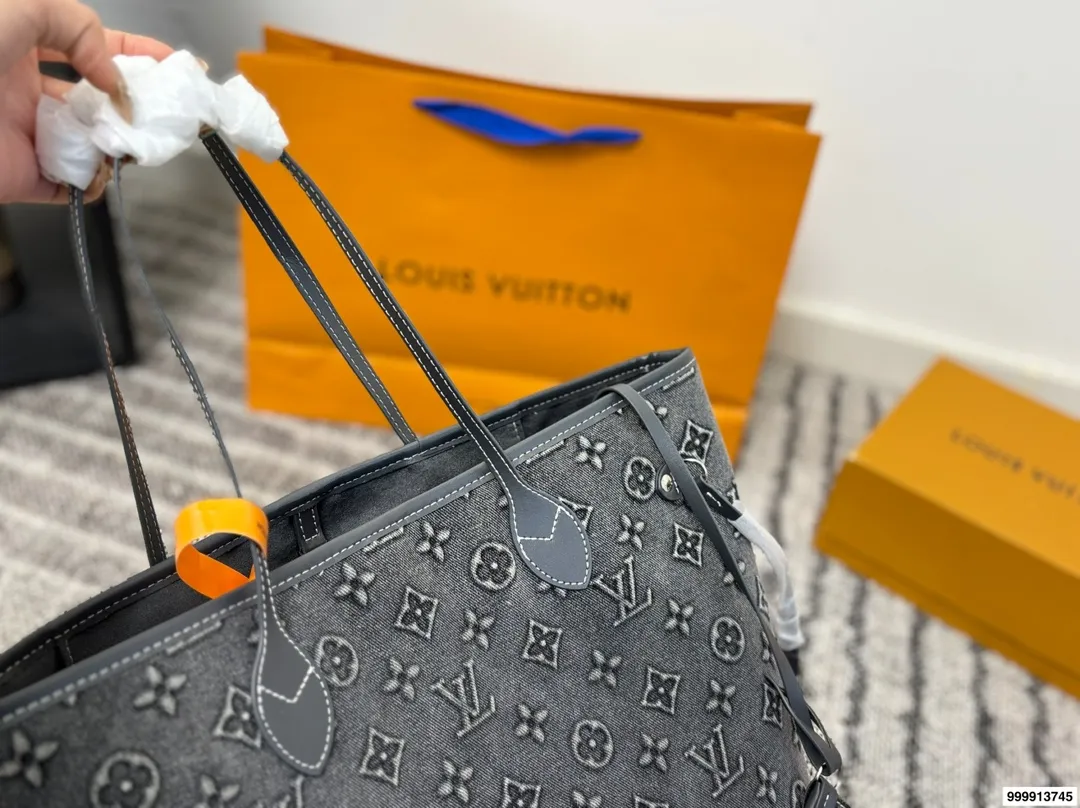 p195 配礼盒 Lv Loop 购物袋.(帆布牛仔) 很有质感 可盐可甜 上身绝美 无可比拟 是每个追求漂亮的女孩必入单品 尺寸:30.33