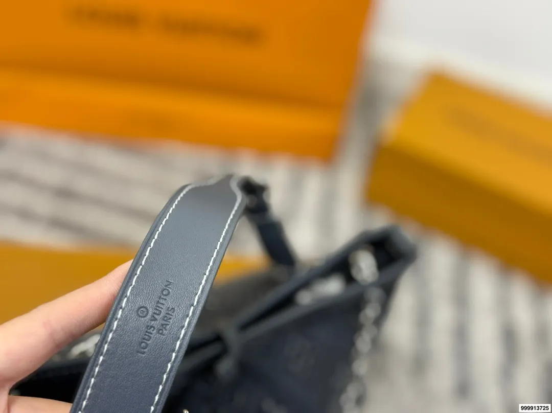 p195配礼盒🎁. Lv Carryall 新款通勤包颜值实用 #路易威登Lv #路易威登#Iv #路易威登louisvuitton#路易威登carryall #Carryall |v7月新款，可斜挎、单肩。容量保证，敞口磁铁吸内扣取放平板小电脑非常方便，设计比neverfull小巧、肩带够宽不那么勒;比graceful俏皮，上身完全;是驴家通勤包款颜值担当@ 尺寸：27*10*17cm