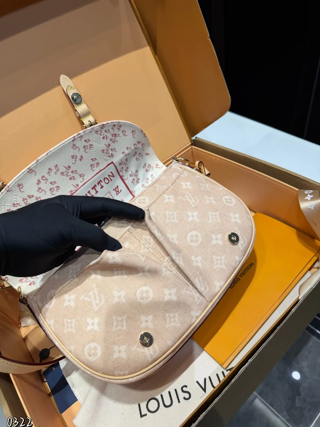 ❤️p190（礼盒包装）❤️ LV9月猫咪系列实物抢先看！！N年前的猫咪系列就很火今年LV再度和Grace合作，小部分实物露出~W与造型师Grace Coddington合作&ldquo;睡不醒的猫咪&rdquo;猫控不要错过尺寸：30 21cm