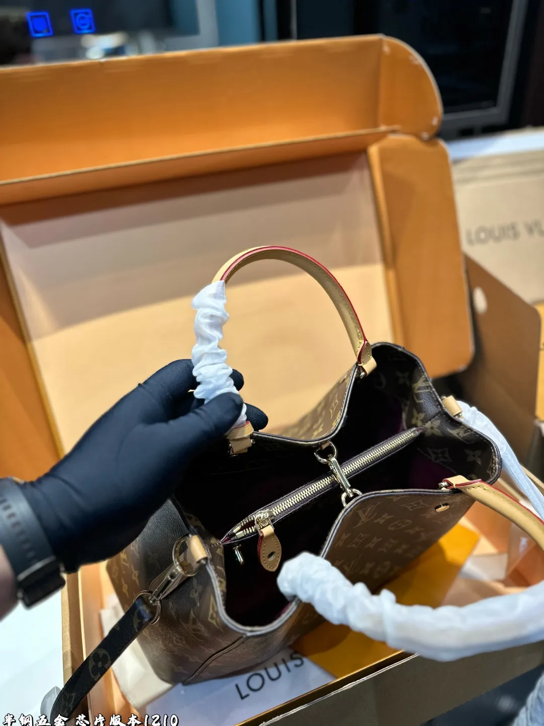 ❤️p185p180(礼盒包装)❤️ LV 蒙田包手袋将俏皮挺括的外部设计与整齐有序的包内空间结合在一起,是商务包款的理想之选。这款手袋配有一条超长的可拆卸背带,既可手提、臂挽,亦可斜背,打造时尚扮相。尺寸:大号32 23 小号29 20