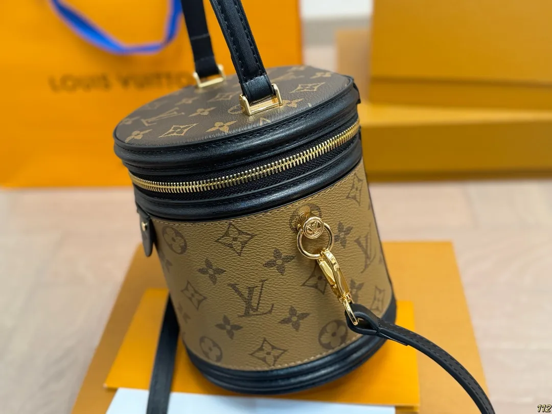 原版复刻¥205飞机盒 重金钢五金 专柜同步163变码芯片 LV canne|发家致富第一-步■入个LV发财桶使用率100%的这款LV圆桶 容量真的巨巨巨大++ 手机/粉饼/卡包都塞得下 怪不得总有人说它是“饭桶”品 包身硬挺耐用可手拎可斜跨自重很轻有特别的拼色设计真不愧是LV近代款中的明星百搭程度好到爆炸教 任何风格都能驾驭尺寸:大号15*14*17cm