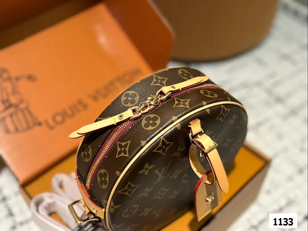 P185 配盒子 size：22*19cm L家 圆饼包真的是太香了 这款圆饼是柔软的 它的容量超级大 刘亦菲把我们的审美拉回来了啦！ 非市场通货欢迎对比 🔍 Lv 圆饼包