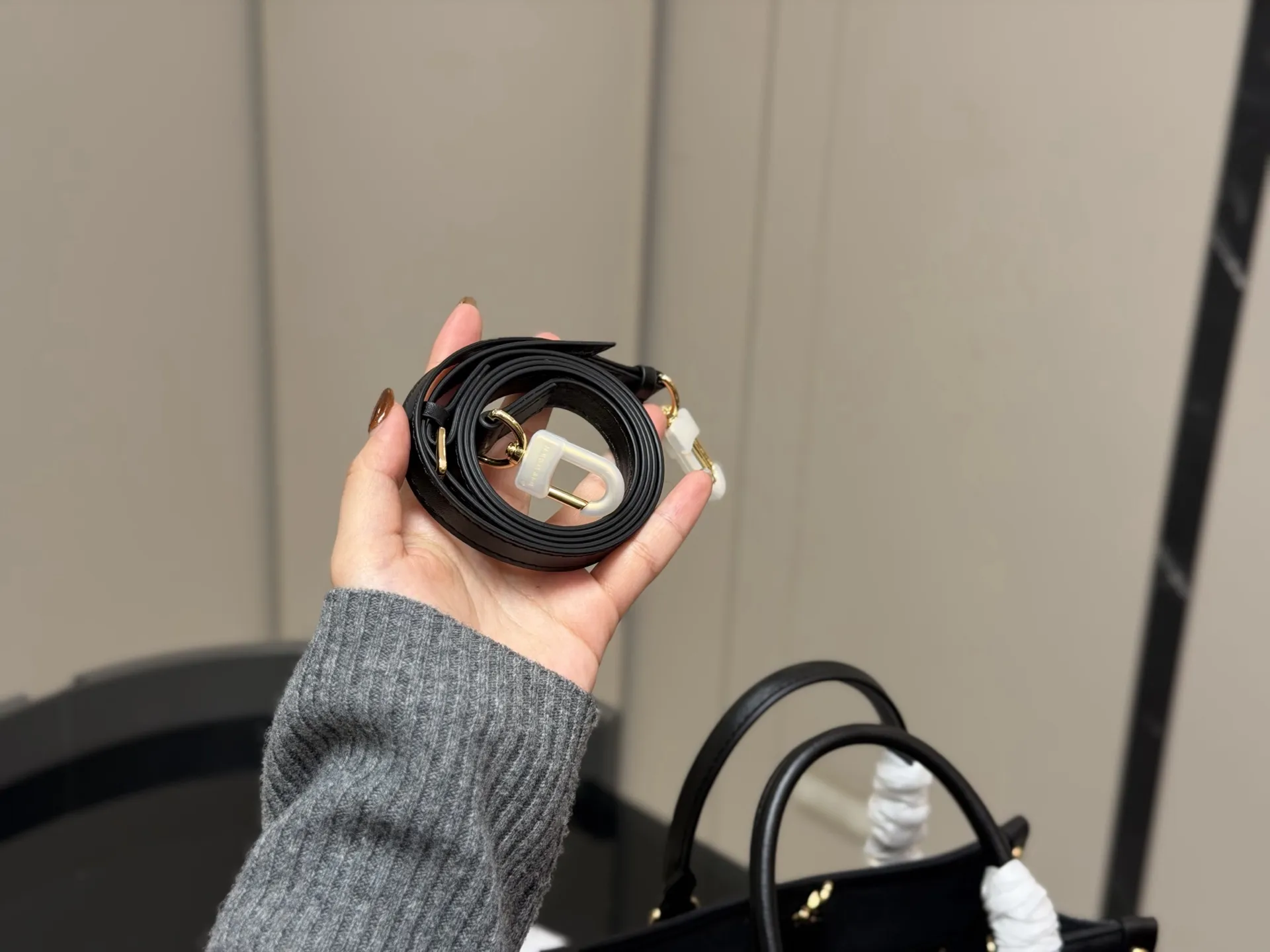 ¥190 折叠盒 size:25.20cm LV onthego牛皮购物袋✔️ 有隐藏的背带设计, 可单肩~可手提 搜索🔍 LV onthego丛林购物袋