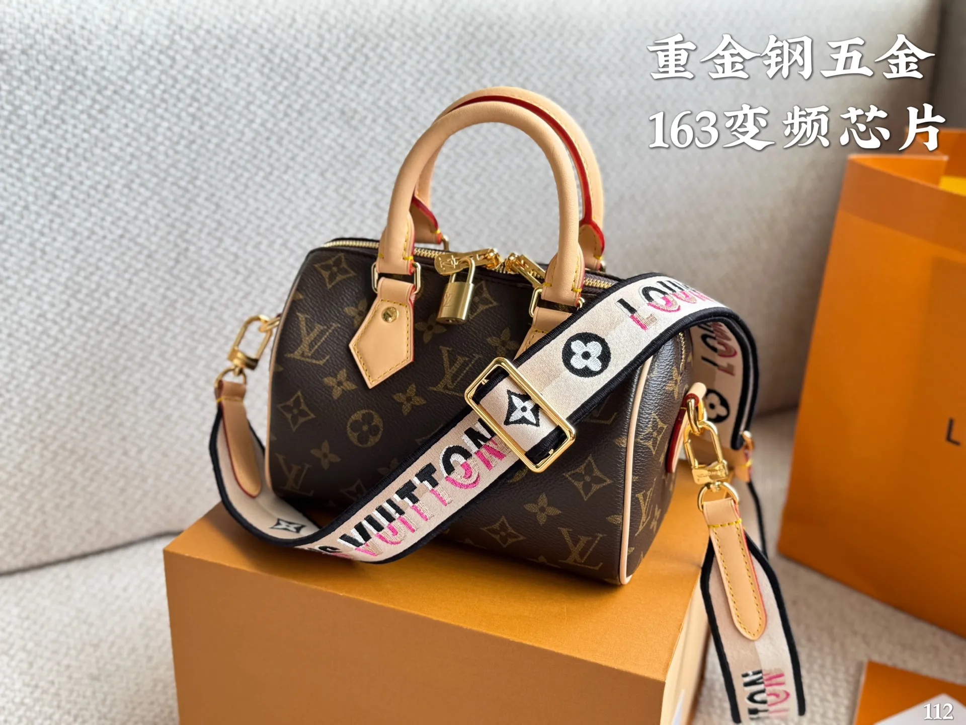 p215 重金钢五金 163变频芯片 LV Speedy 20枕头包 LV 新款系列 city keepal手袋,全网首发 LV Speedy nano 枕头包这款Retiro 手袋以标志性 经典永恒。优雅低调的外形设计和宽敞的包身更加入了实用性 尺寸20 15cm