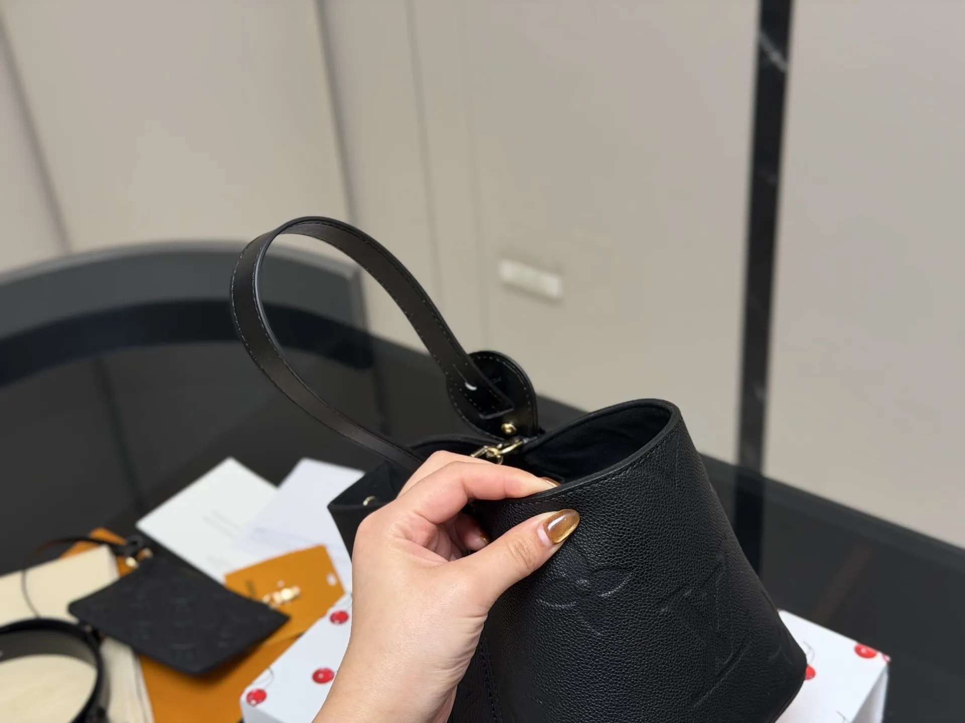 ¥185 配折叠盒 LV中古包又一位当红炸子鸡来咯!! 一只看似中古中矩却又有点标新立异的包。 水桶包 尺寸:18.17cm