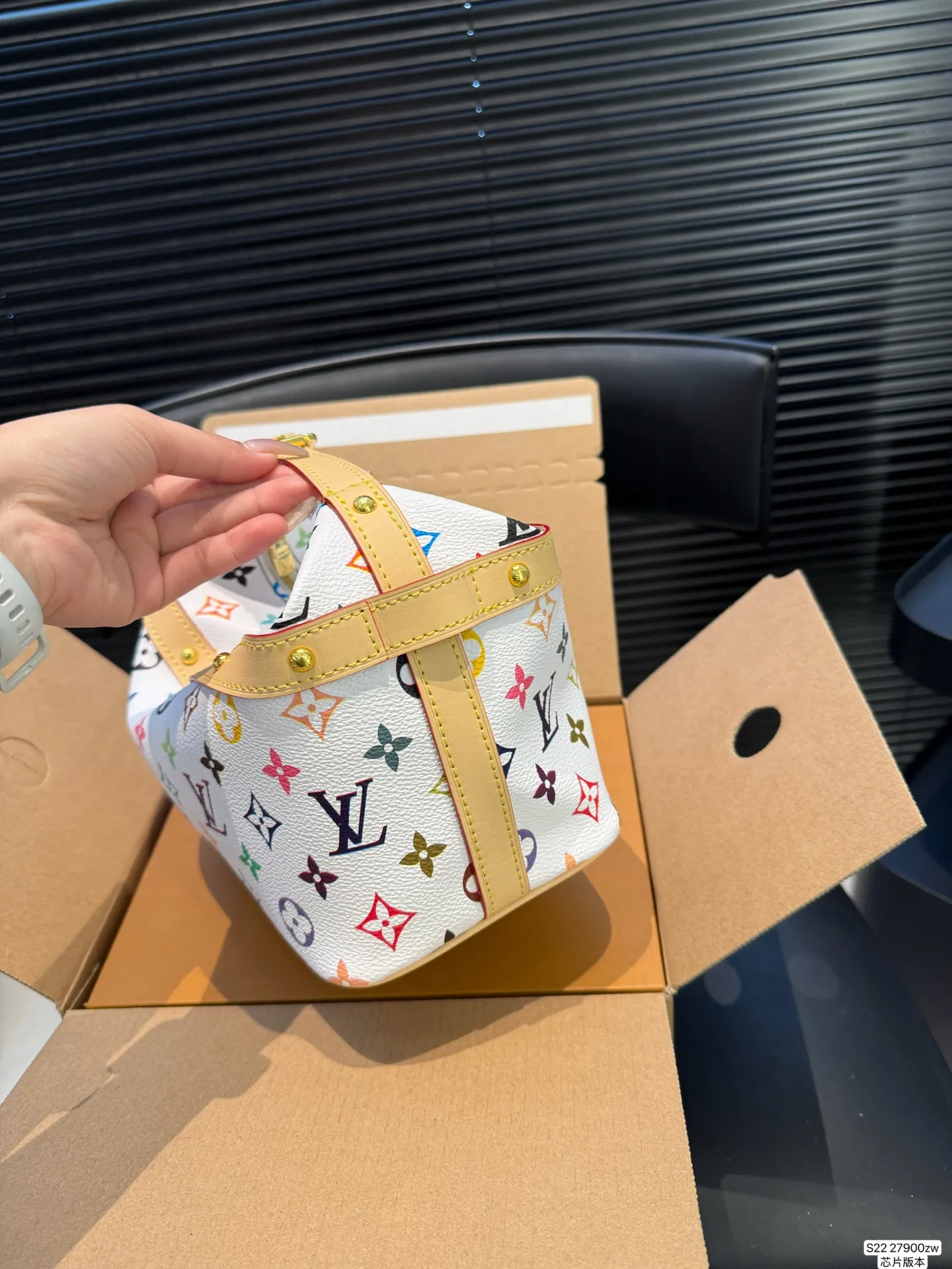 P160 Lv饭盒包 配折叠盒飞机盒 芯片版本 很有质感又很轻松的一个包型 貌美又实用 尺寸：21 18 货号27900