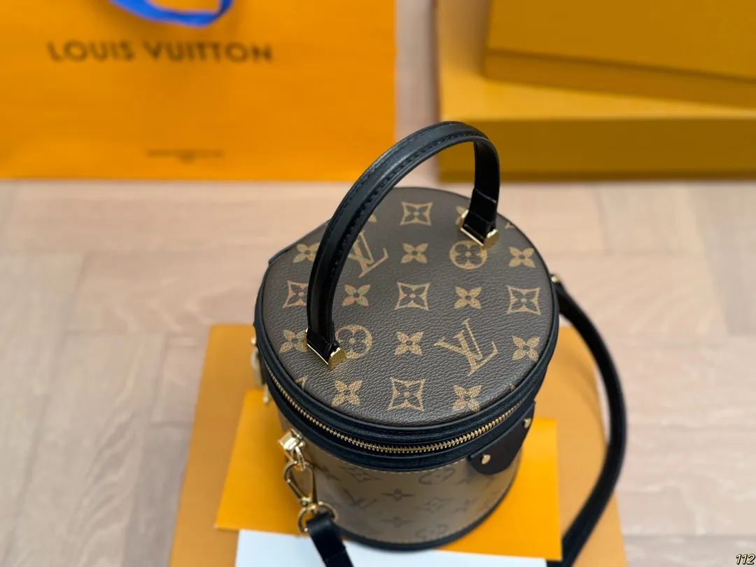 原版复刻¥205飞机盒 重金钢五金 专柜同步163变码芯片 LV canne|发家致富第一-步■入个LV发财桶使用率100%的这款LV圆桶 容量真的巨巨巨大++ 手机/粉饼/卡包都塞得下 怪不得总有人说它是“饭桶”品 包身硬挺耐用可手拎可斜跨自重很轻有特别的拼色设计真不愧是LV近代款中的明星百搭程度好到爆炸教 任何风格都能驾驭尺寸:大号15*14*17cm