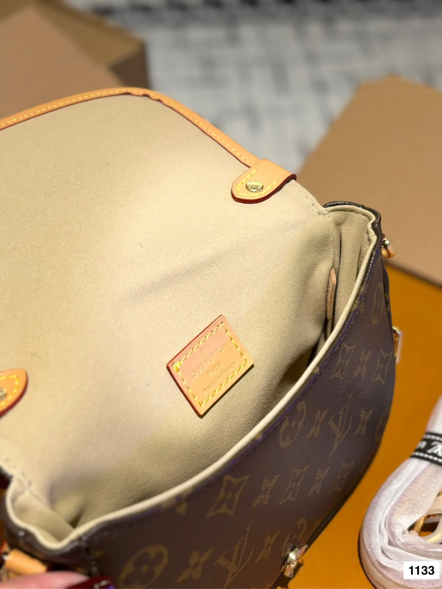 P195 配全套 size：20*16cm L家 新款小号马鞍包 双子星 samur 邮差包 小巧可爱实用百搭 搭配两条肩带哦！